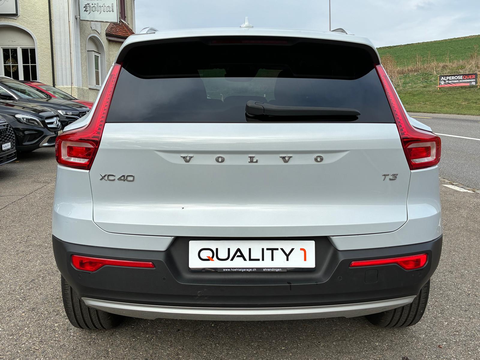 VOLVO XC40 T3 Momentum Geartronic-image-4