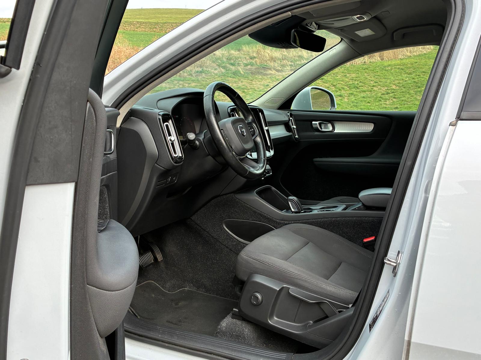 VOLVO XC40 T3 Momentum Geartronic-image-8