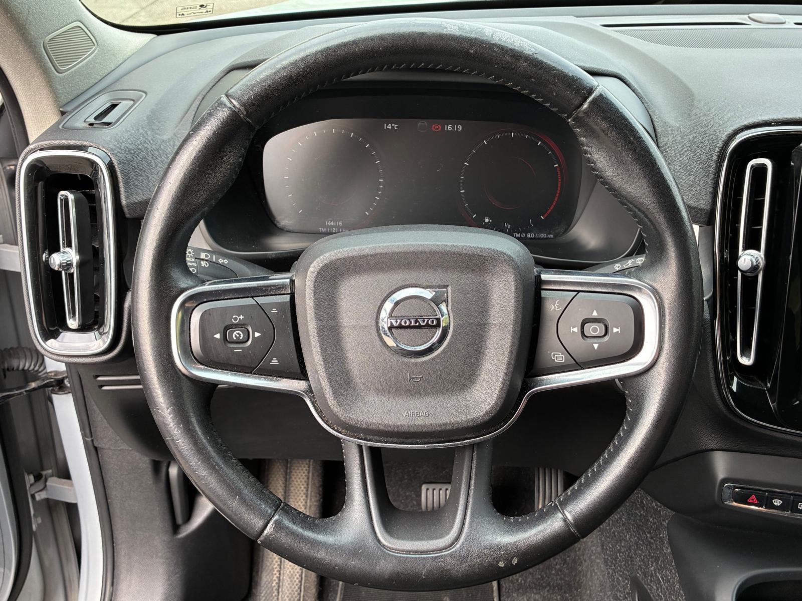 VOLVO XC40 T3 Momentum Geartronic-image-9