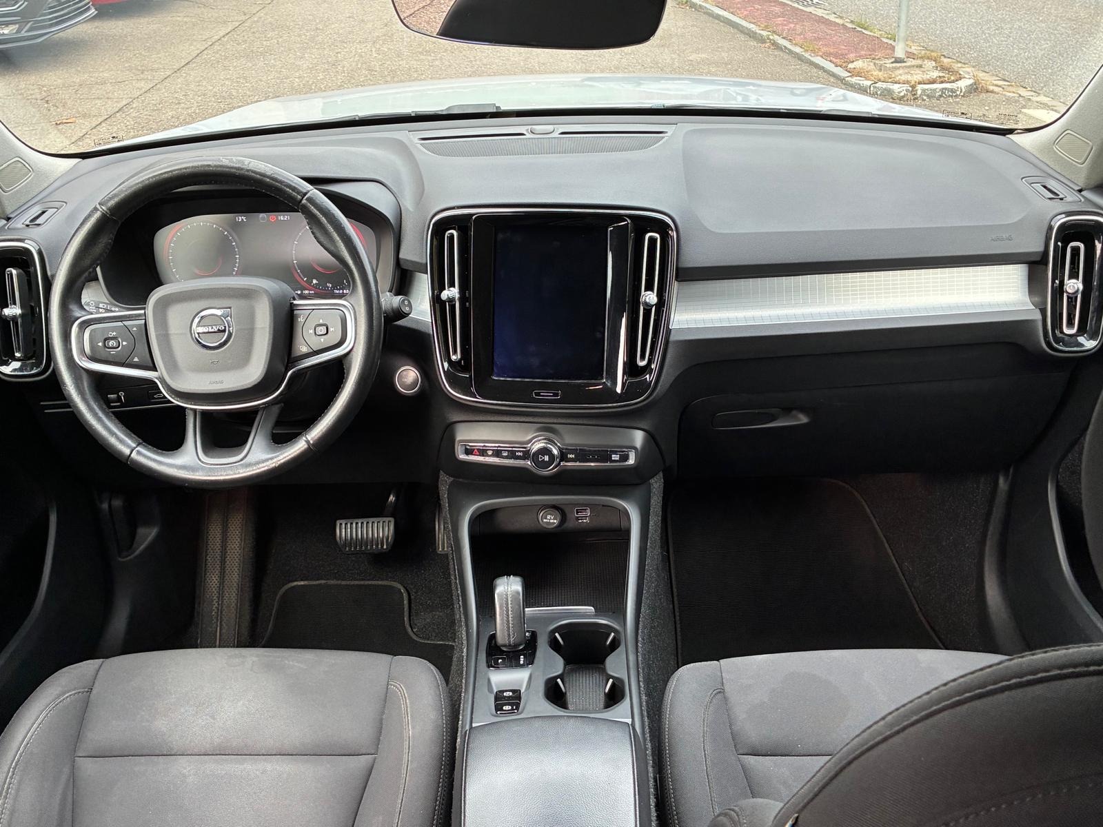 VOLVO XC40 T3 Momentum Geartronic-image-10