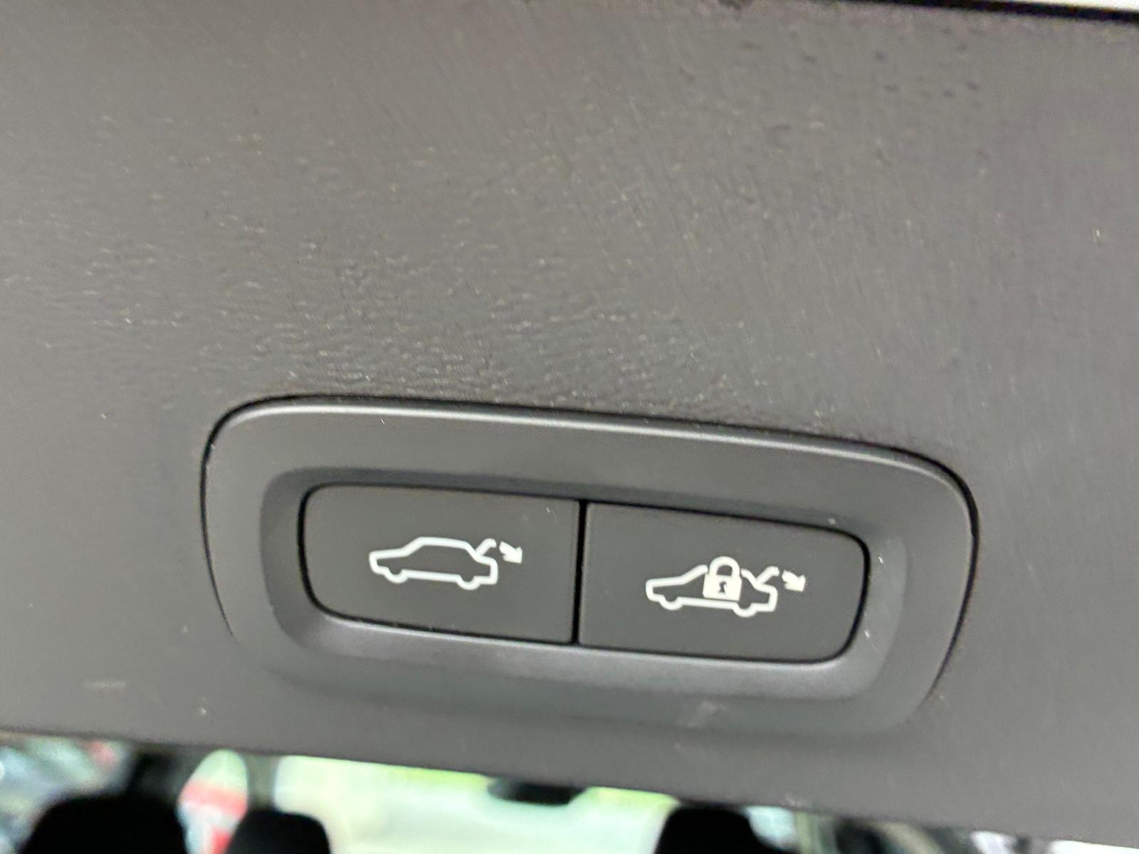 VOLVO XC40 T3 Momentum Geartronic-image-17
