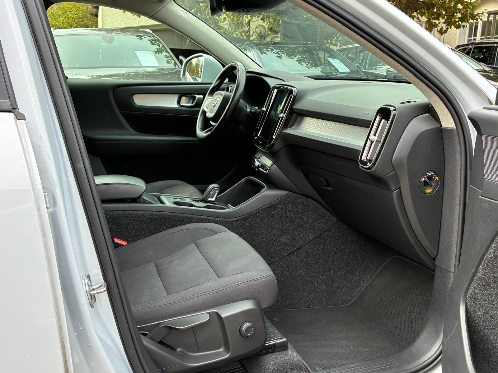 VOLVO XC40 T3 Momentum Geartronic-image-15