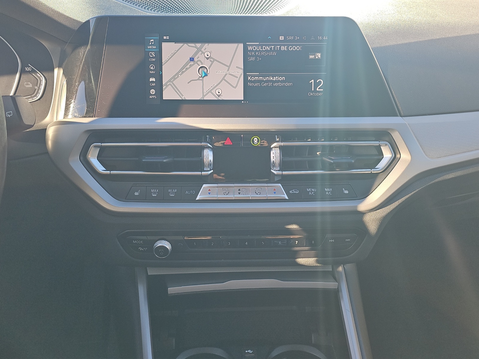 BMW 330e xDrive Steptronic-image-12