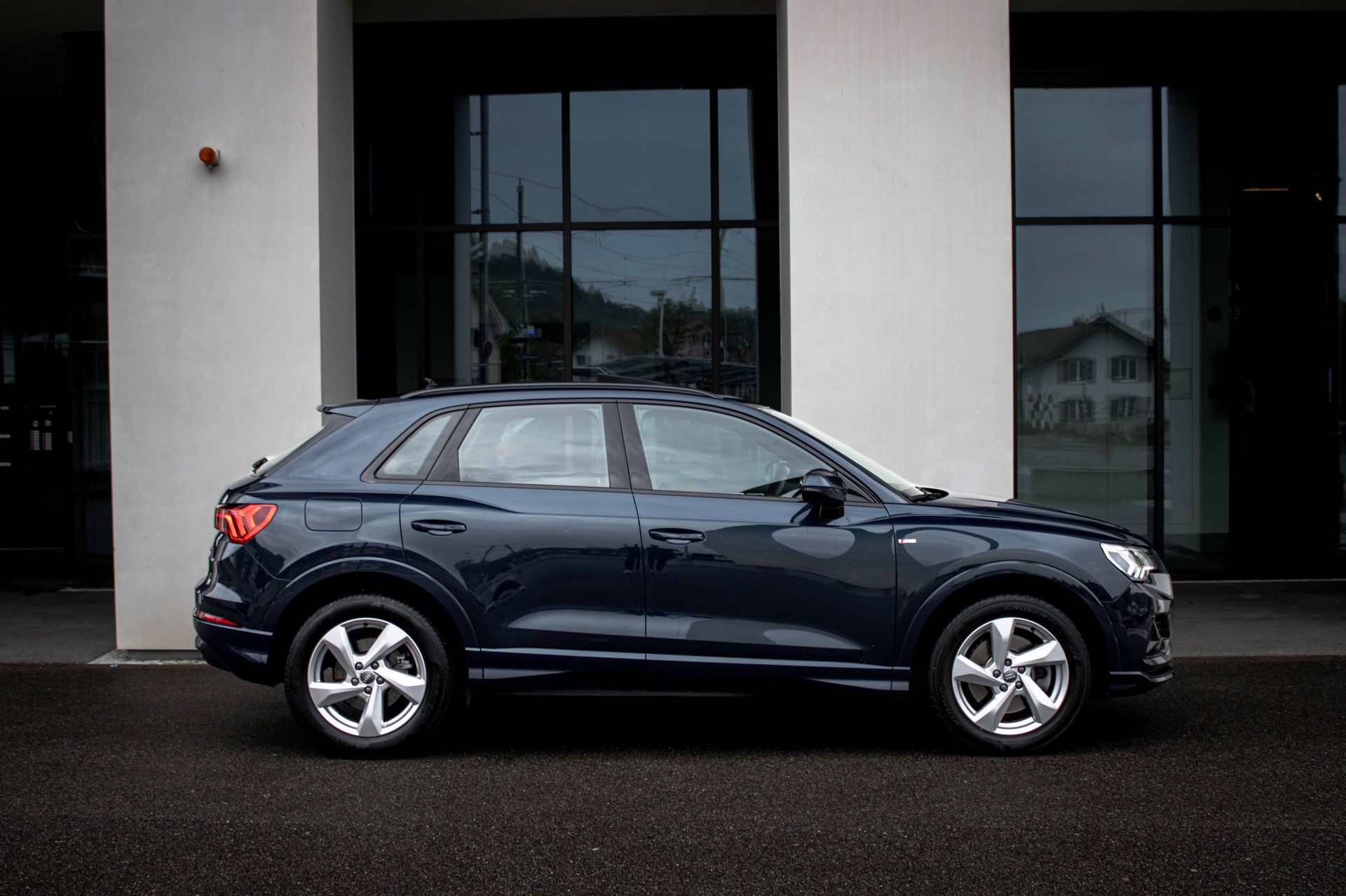 AUDI Q3 40 TFSI S line quattro S-tronic-image-5