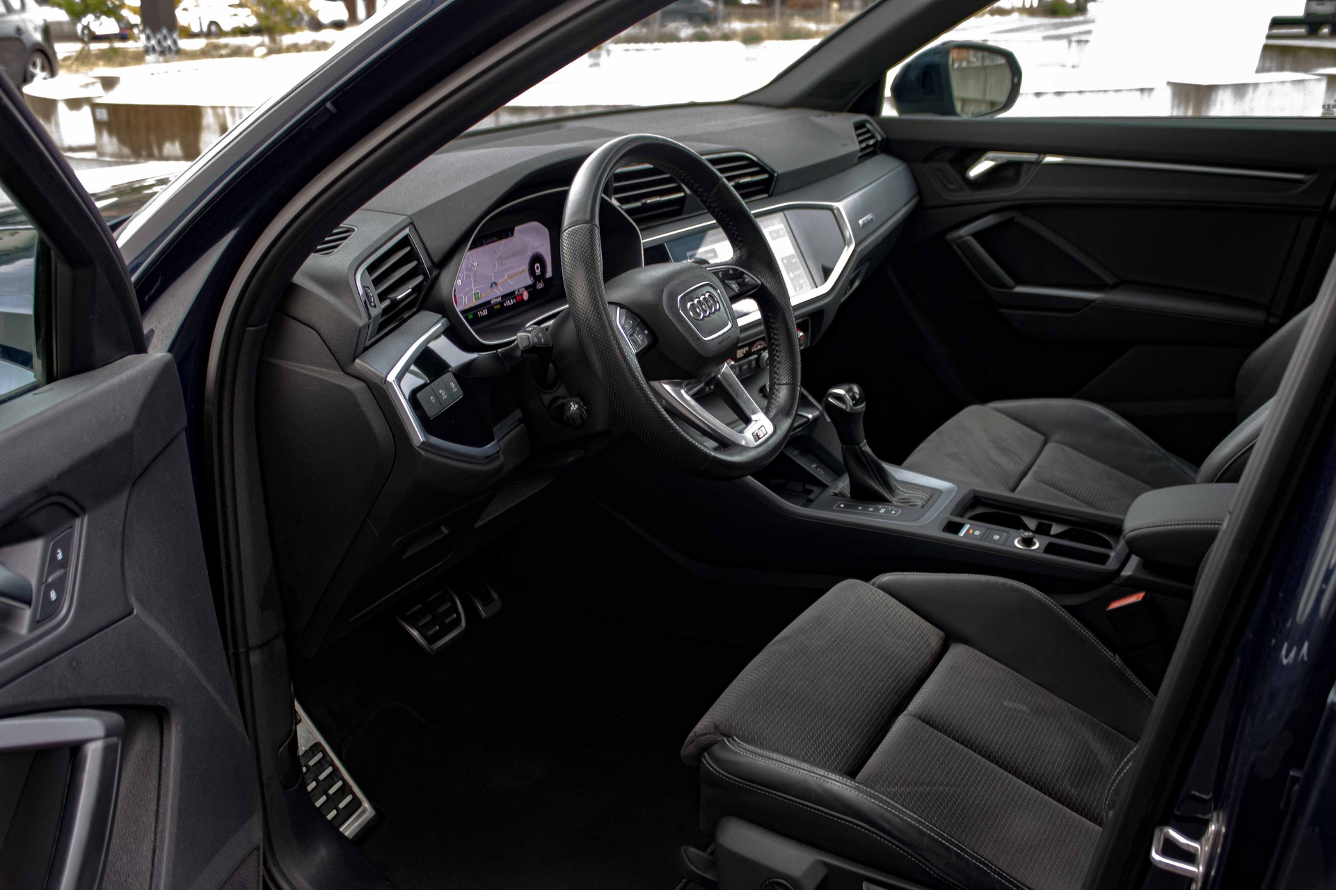 AUDI Q3 40 TFSI S line quattro S-tronic-image-9
