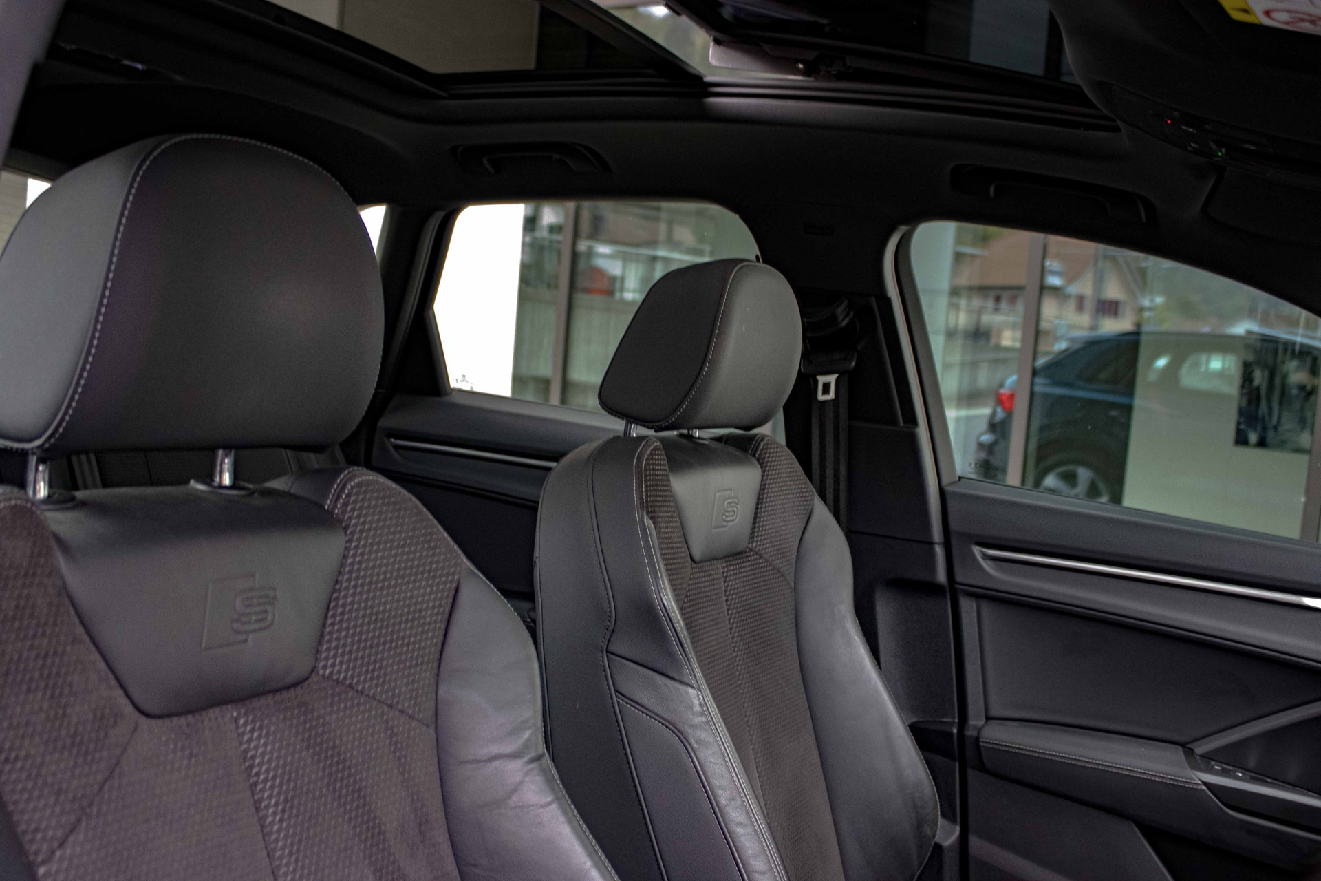 AUDI Q3 40 TFSI S line quattro S-tronic-image-17