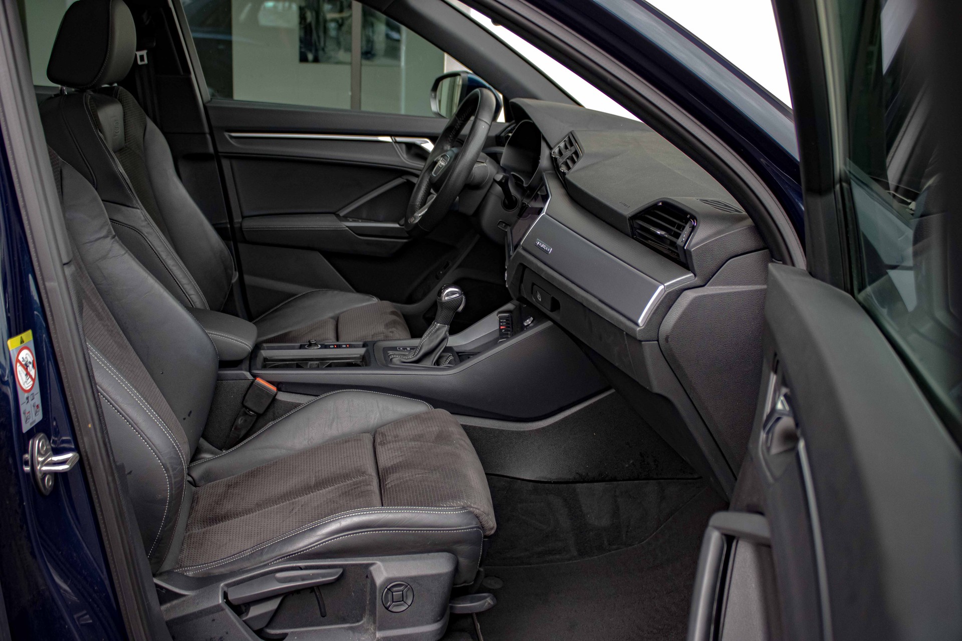 AUDI Q3 40 TFSI S line quattro S-tronic-image-16