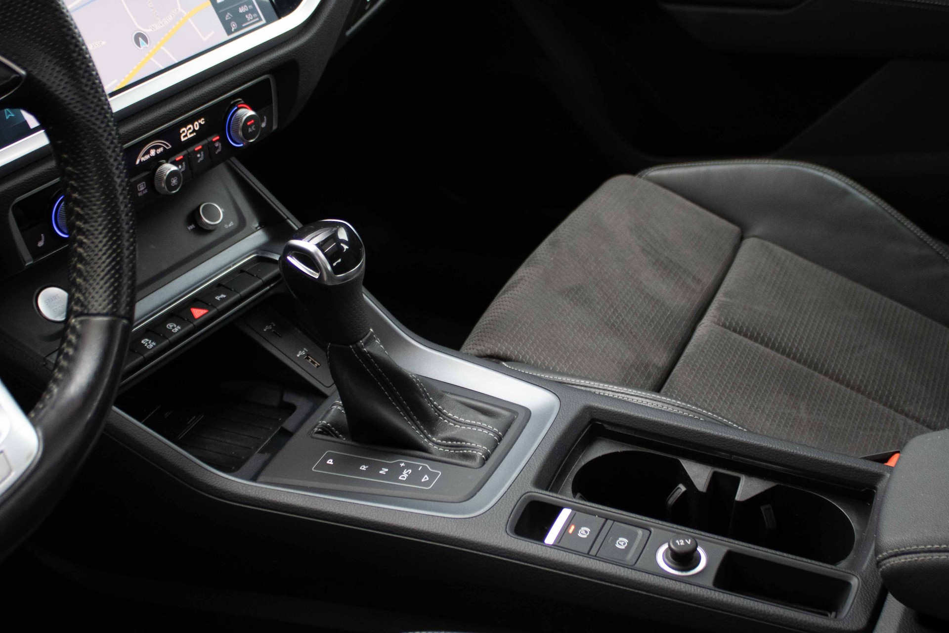 AUDI Q3 40 TFSI S line quattro S-tronic-image-10