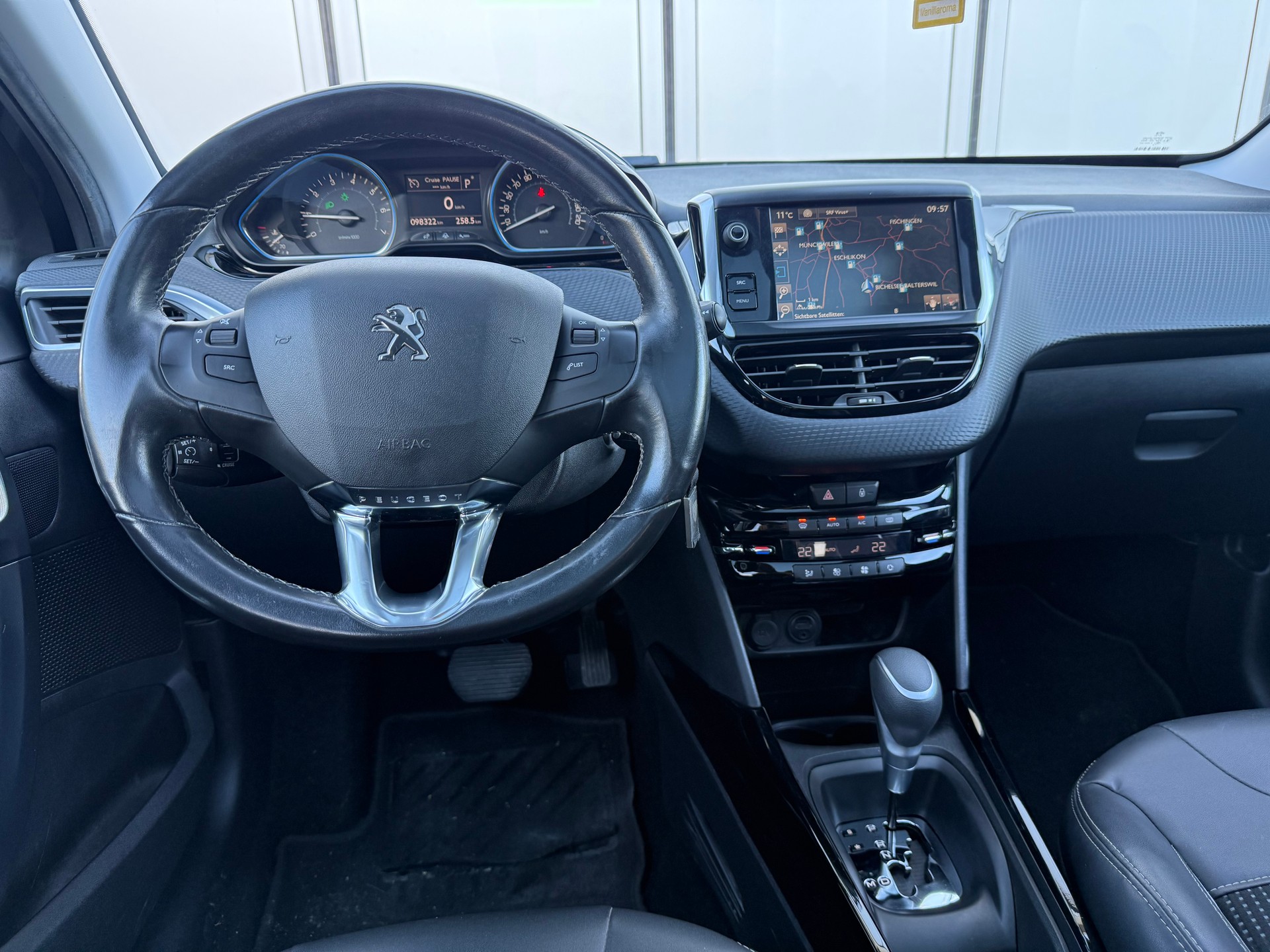 PEUGEOT 2008 1.2 PureTech Allure EAT6-image-6