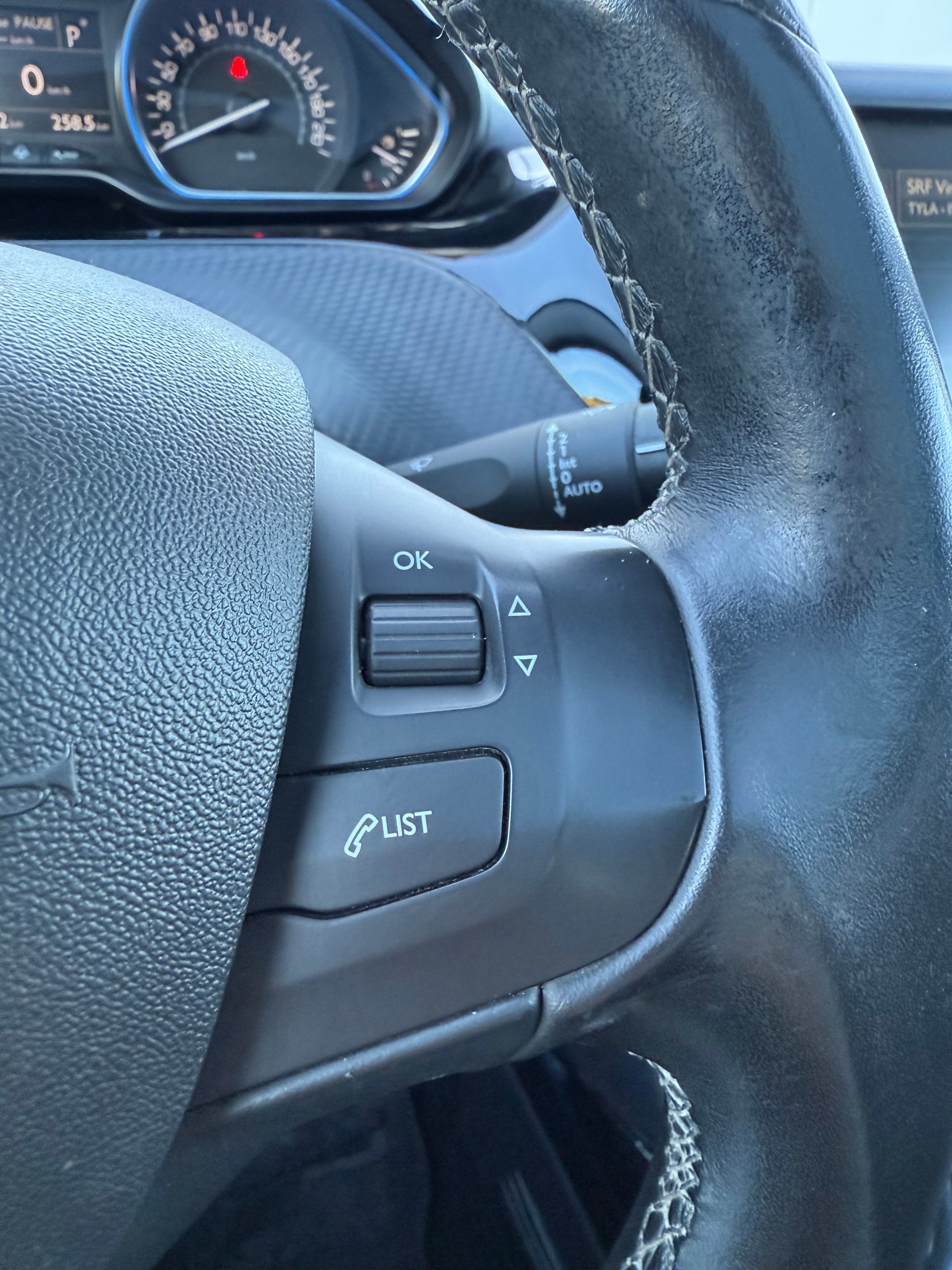 PEUGEOT 2008 1.2 PureTech Allure EAT6-image-11