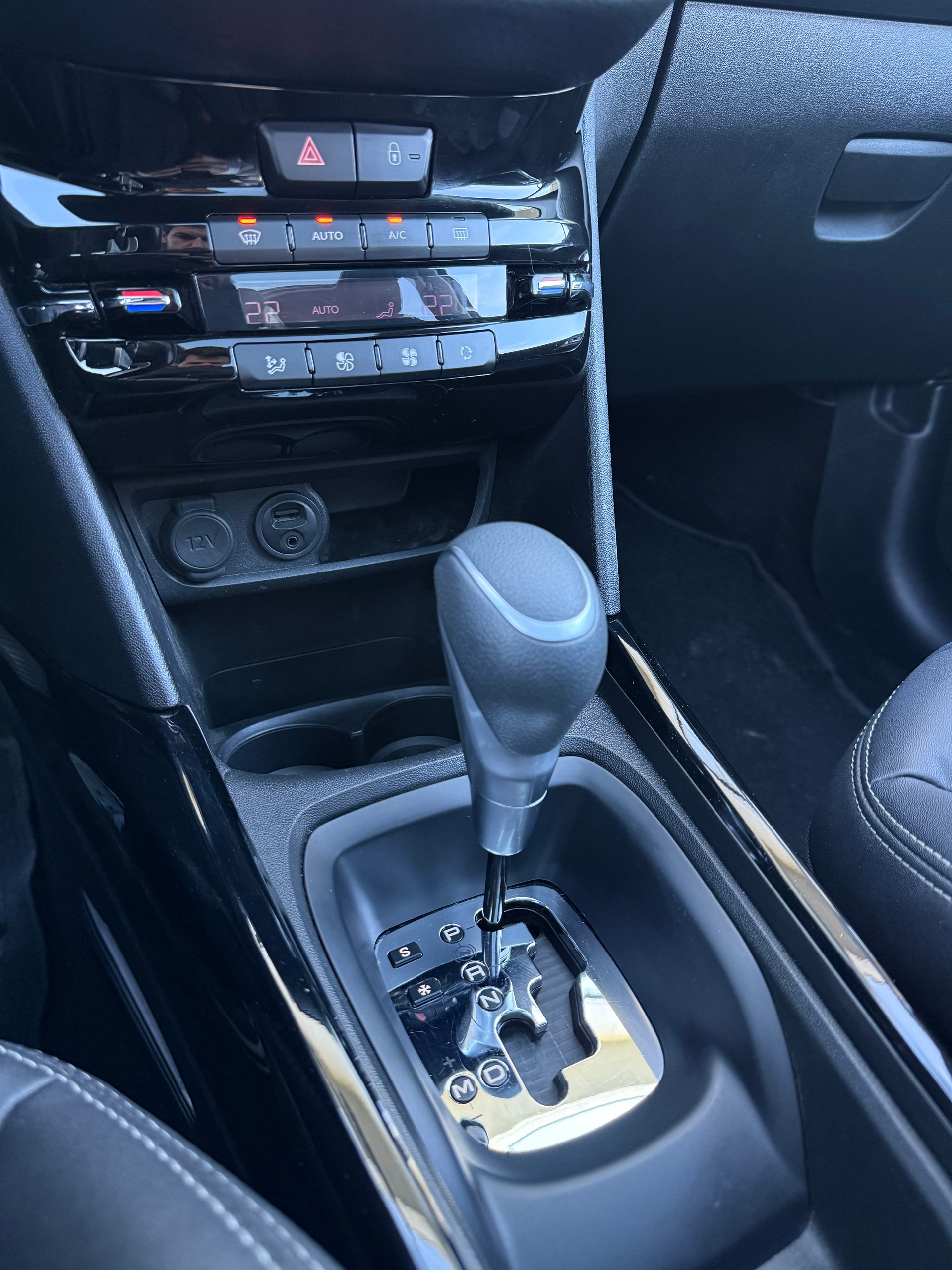 PEUGEOT 2008 1.2 PureTech Allure EAT6-image-13