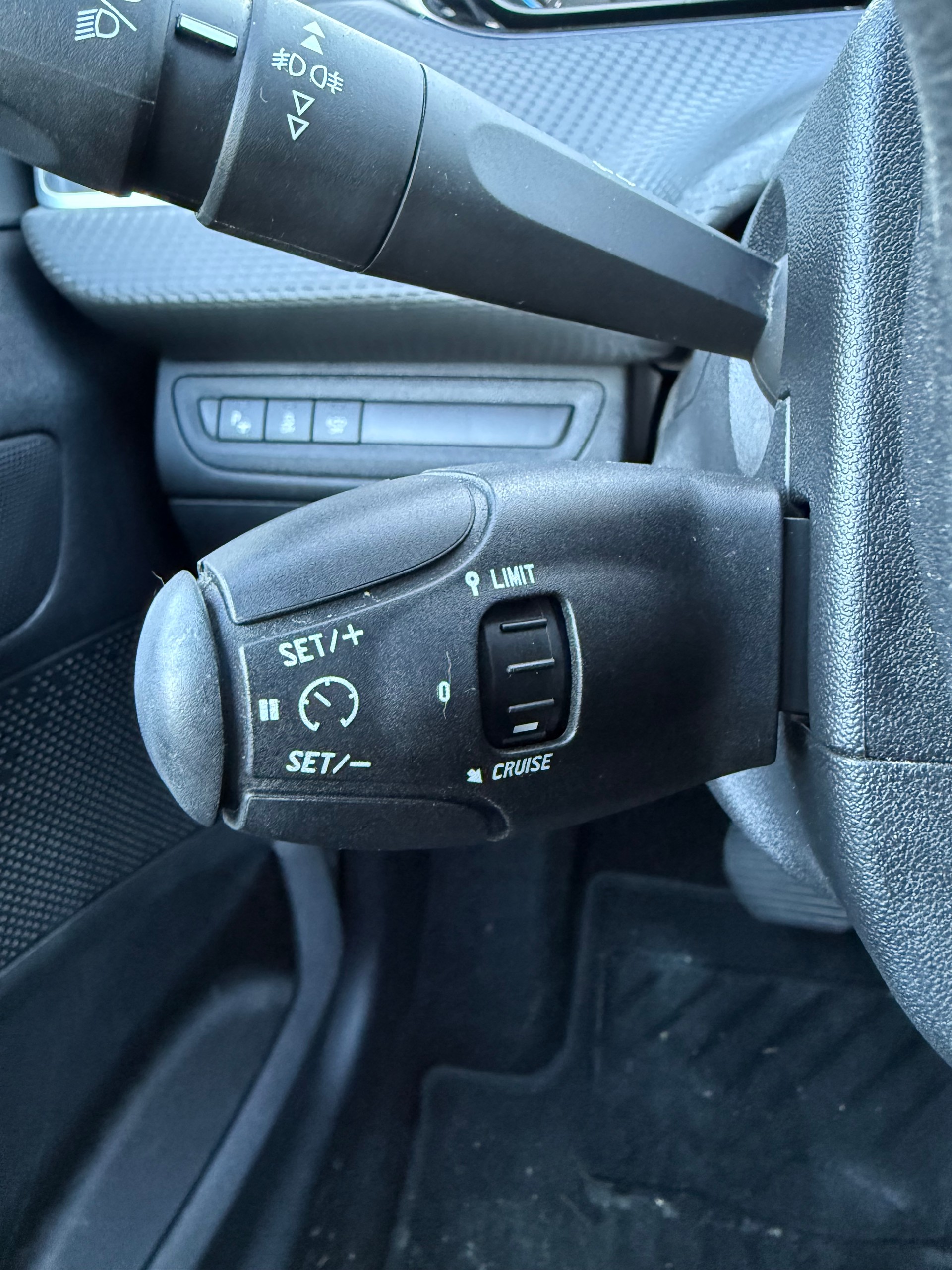 PEUGEOT 2008 1.2 PureTech Allure EAT6-image-12