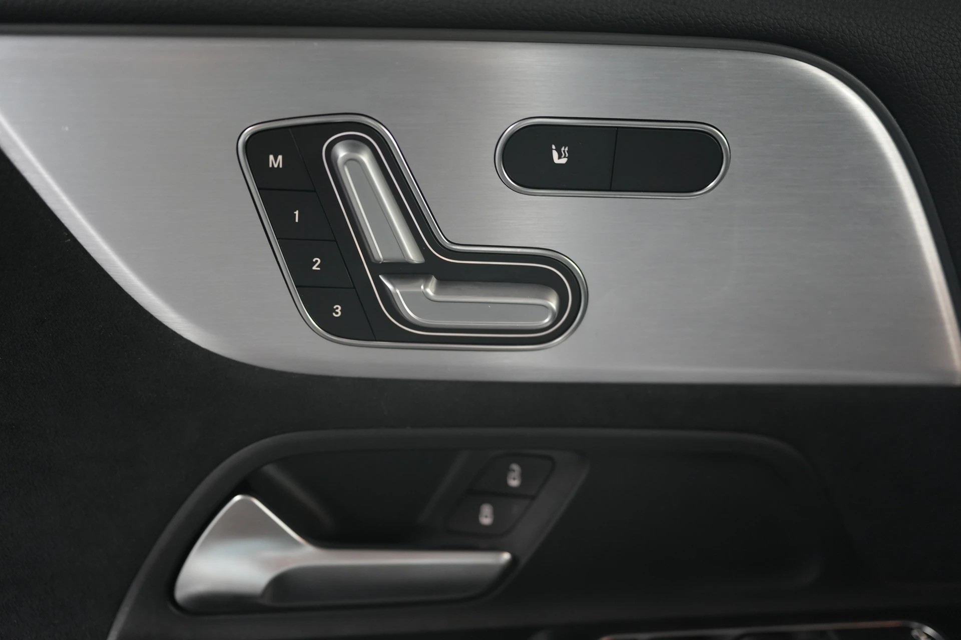 MERCEDES-BENZ B 250 AMG Line-image-9