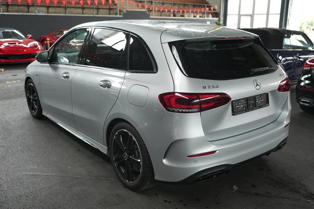 MERCEDES-BENZ B 250 AMG Line-image-3