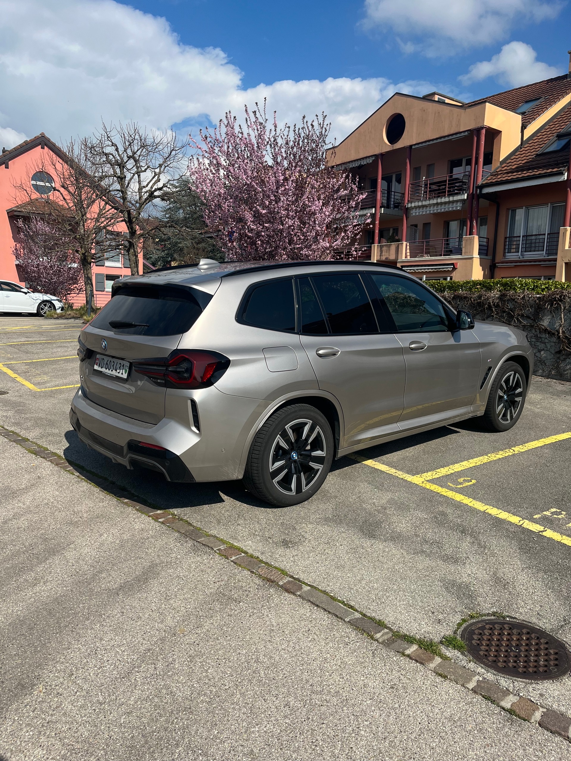 BMW iX3 Inspiring-image-1