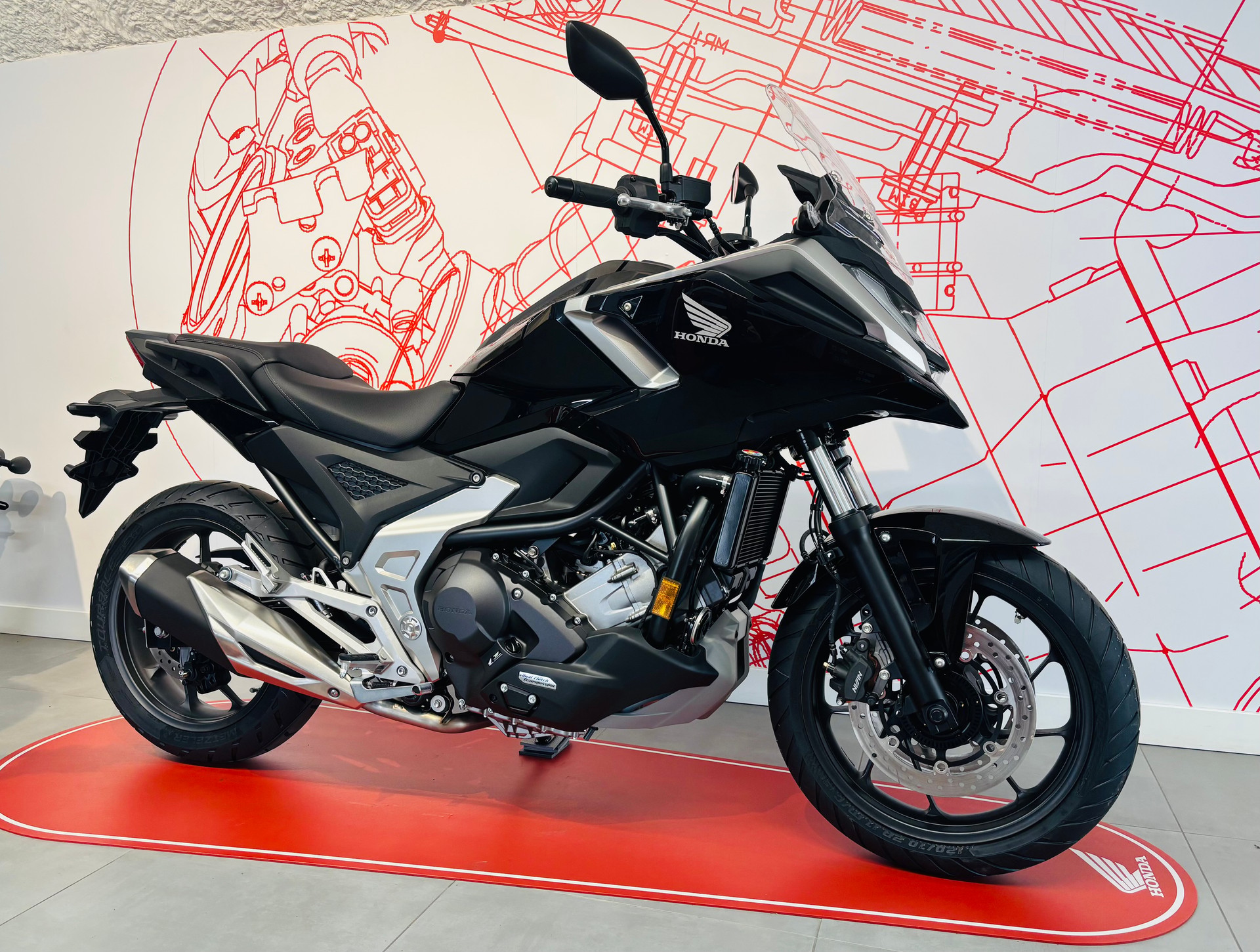 HONDA-showroom-element-1