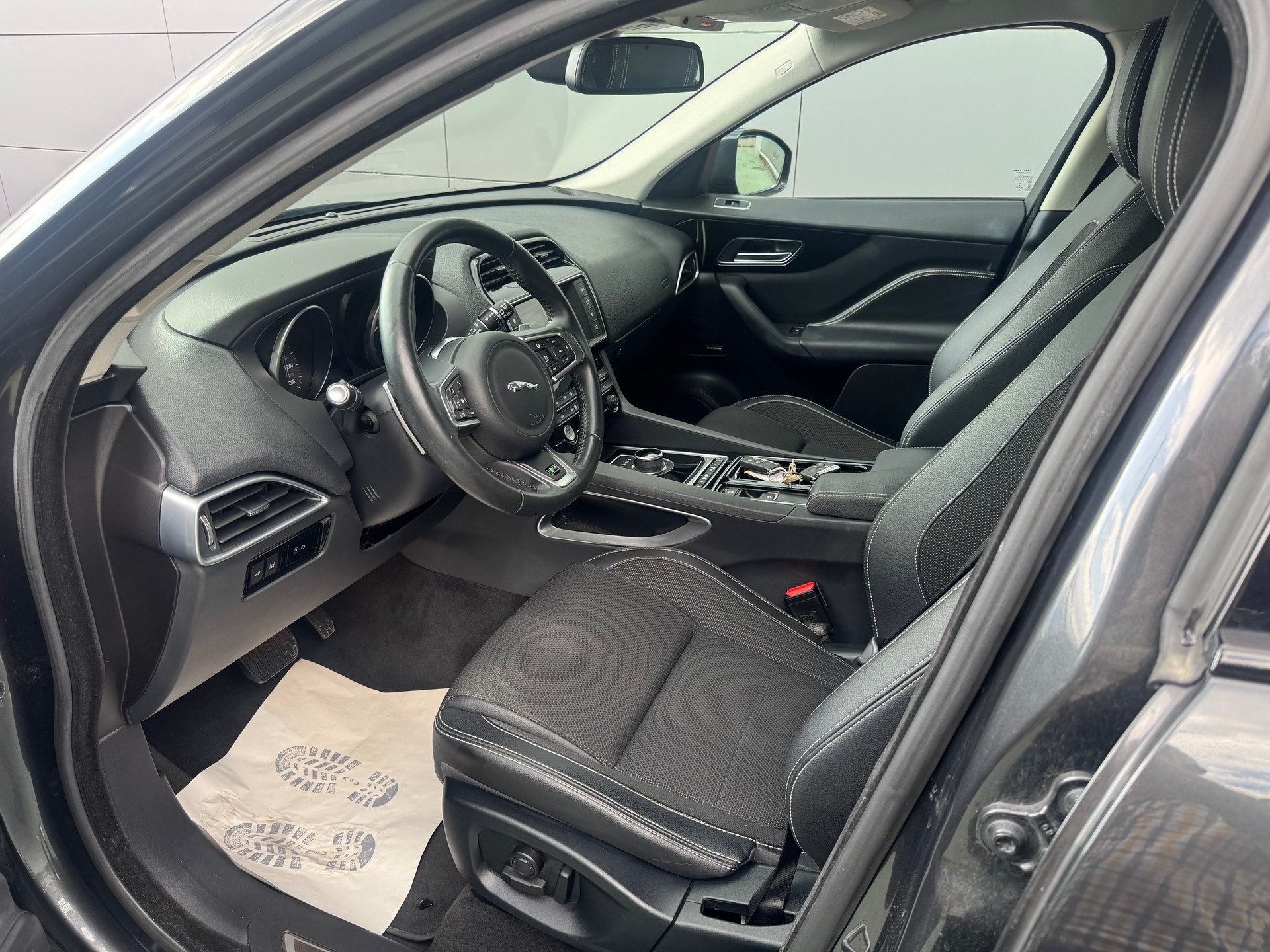 JAGUAR F-Pace 3.0 V6 Pure AWD Automatik-image-8