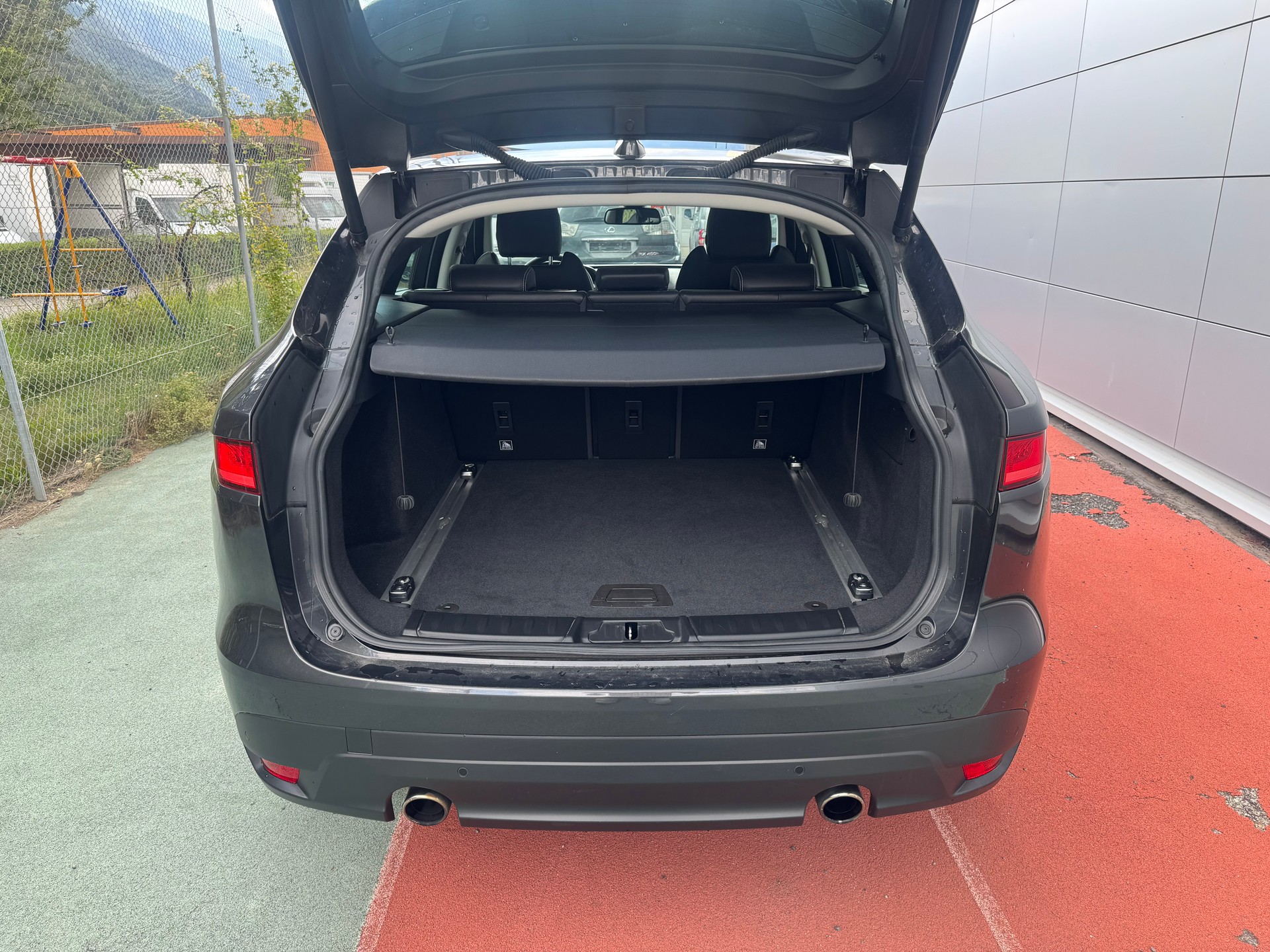 JAGUAR F-Pace 3.0 V6 Pure AWD Automatik-image-12