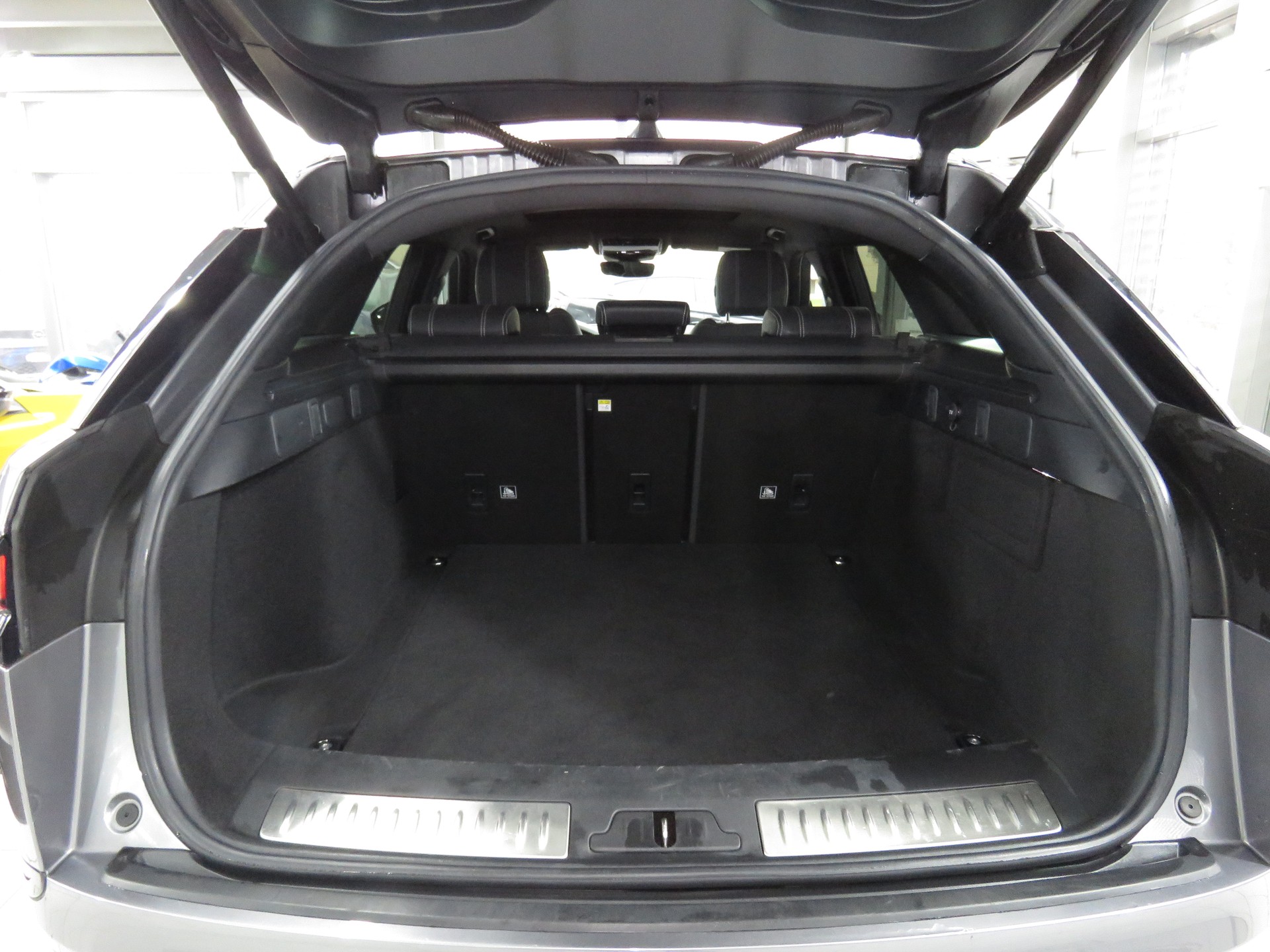 LAND ROVER Range Rover Velar P 250 S Automat-image-9