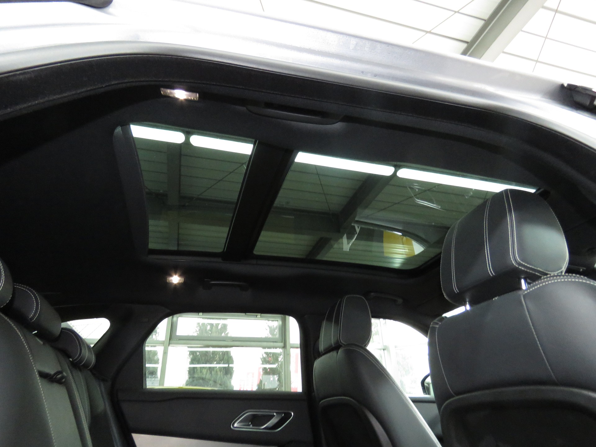 LAND ROVER Range Rover Velar P 250 S Automat-image-13