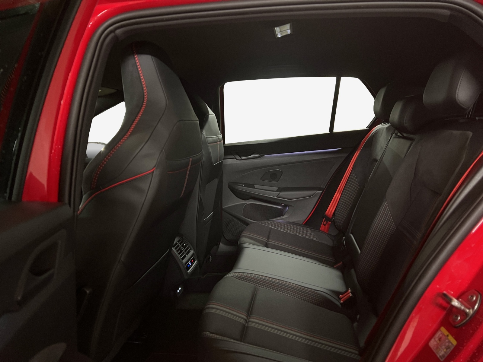 VW Golf 2.0 TSI GTI Edition 50 DSG-image-11
