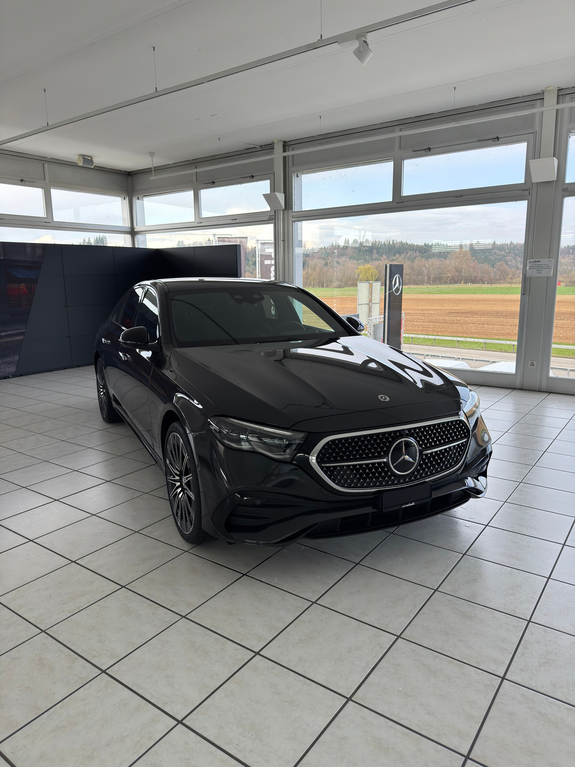 MERCEDES-BENZ E 220 d 4MATIC Limousine-image-1