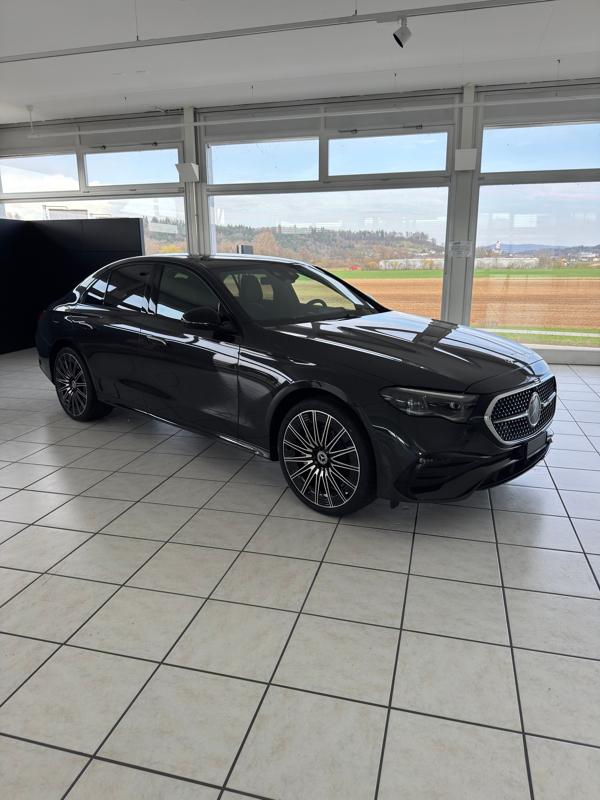 MERCEDES-BENZ E 220 d 4MATIC Limousine-image-0