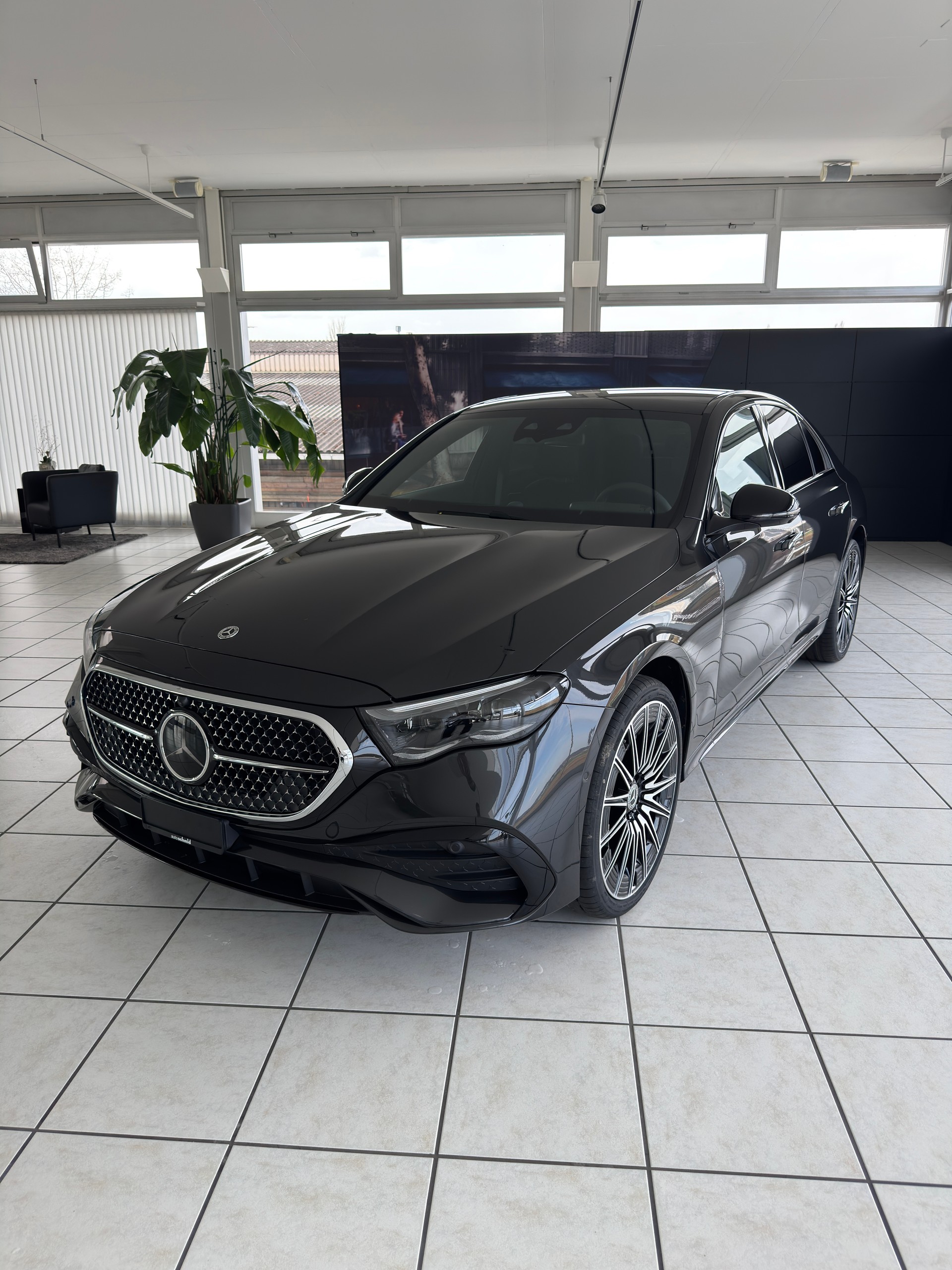 MERCEDES-BENZ E 220 d 4MATIC Limousine-image-2