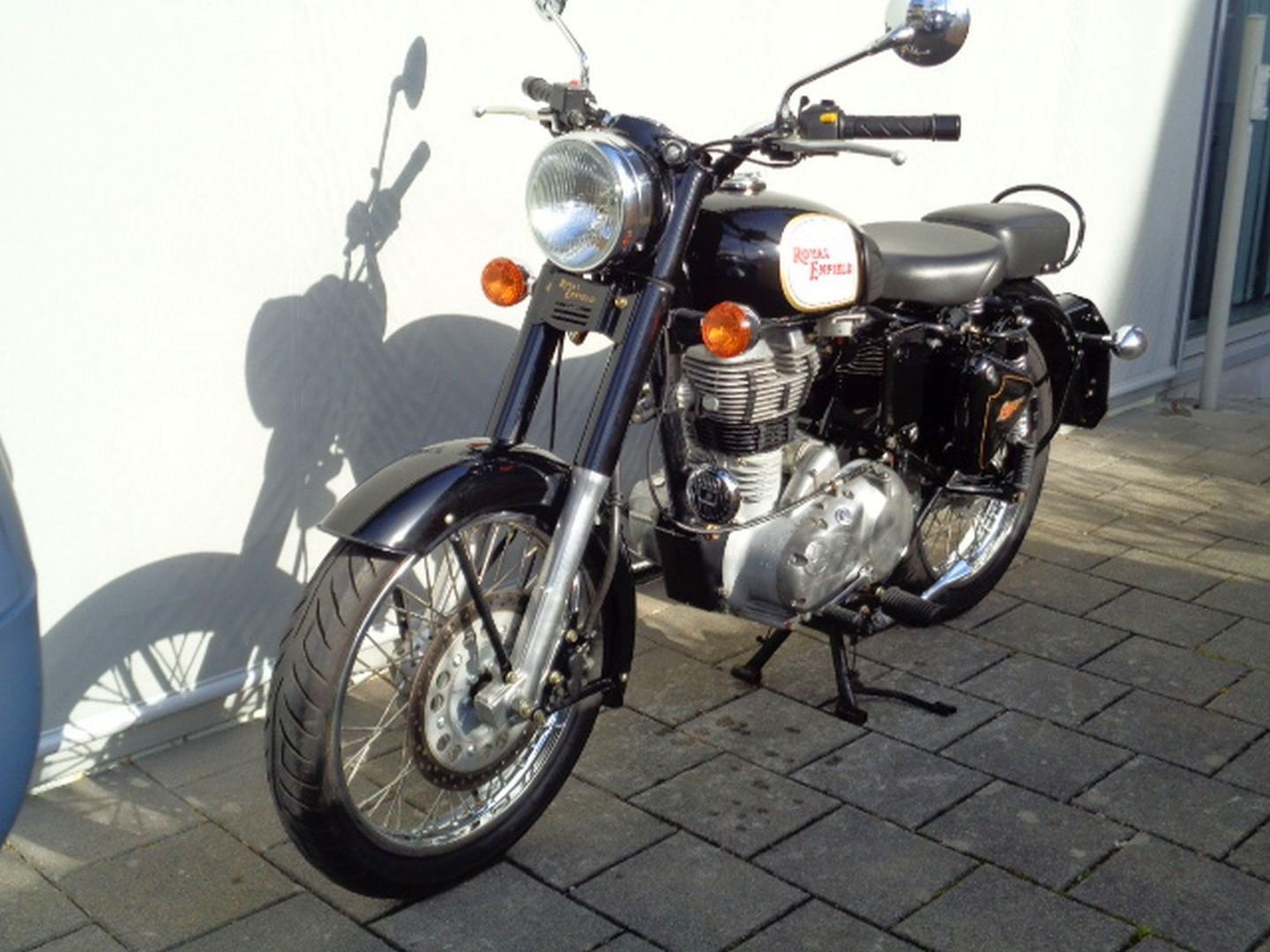 ROYAL ENFIELD CLASSIC EFI-showroom-element-1