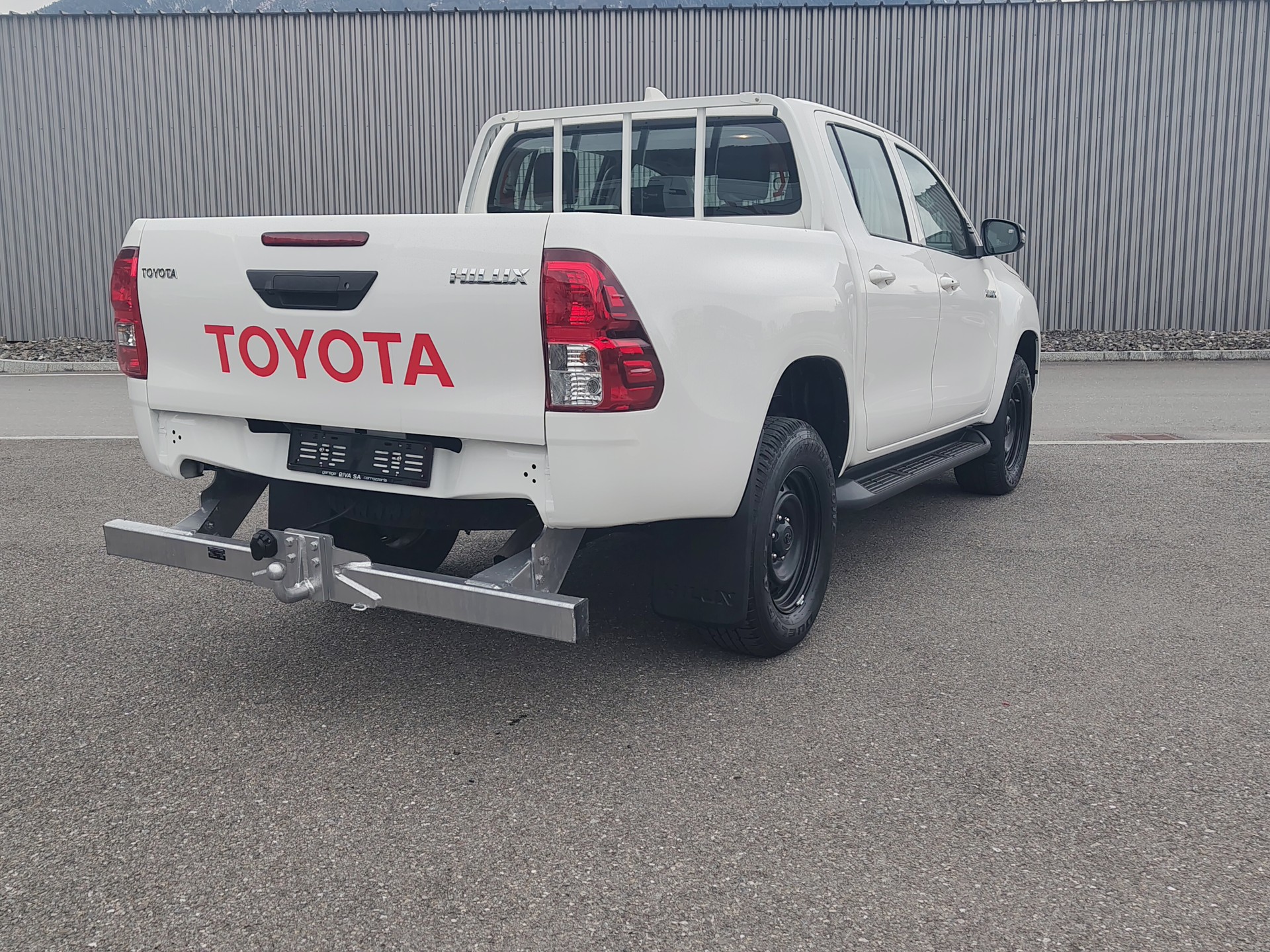 TOYOTA Hilux 2.8d Comfort Double Cab 4x4 avec crochet d'attelage fixe 3'500 kg (DTC Emil Frey)-showroom-element-3