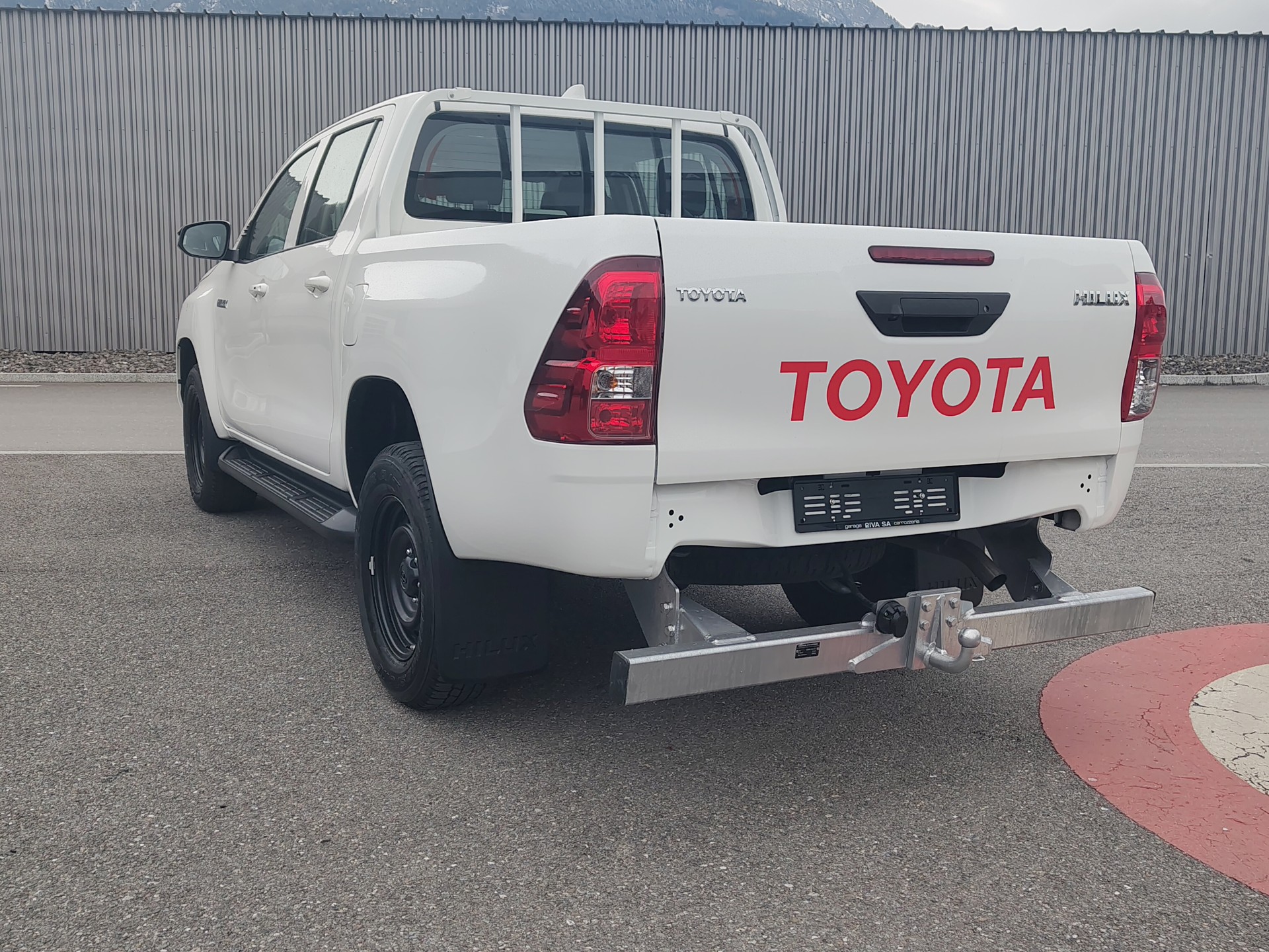 TOYOTA Hilux 2.8d Comfort Double Cab 4x4 avec crochet d'attelage fixe 3'500 kg (DTC Emil Frey)-showroom-element-2