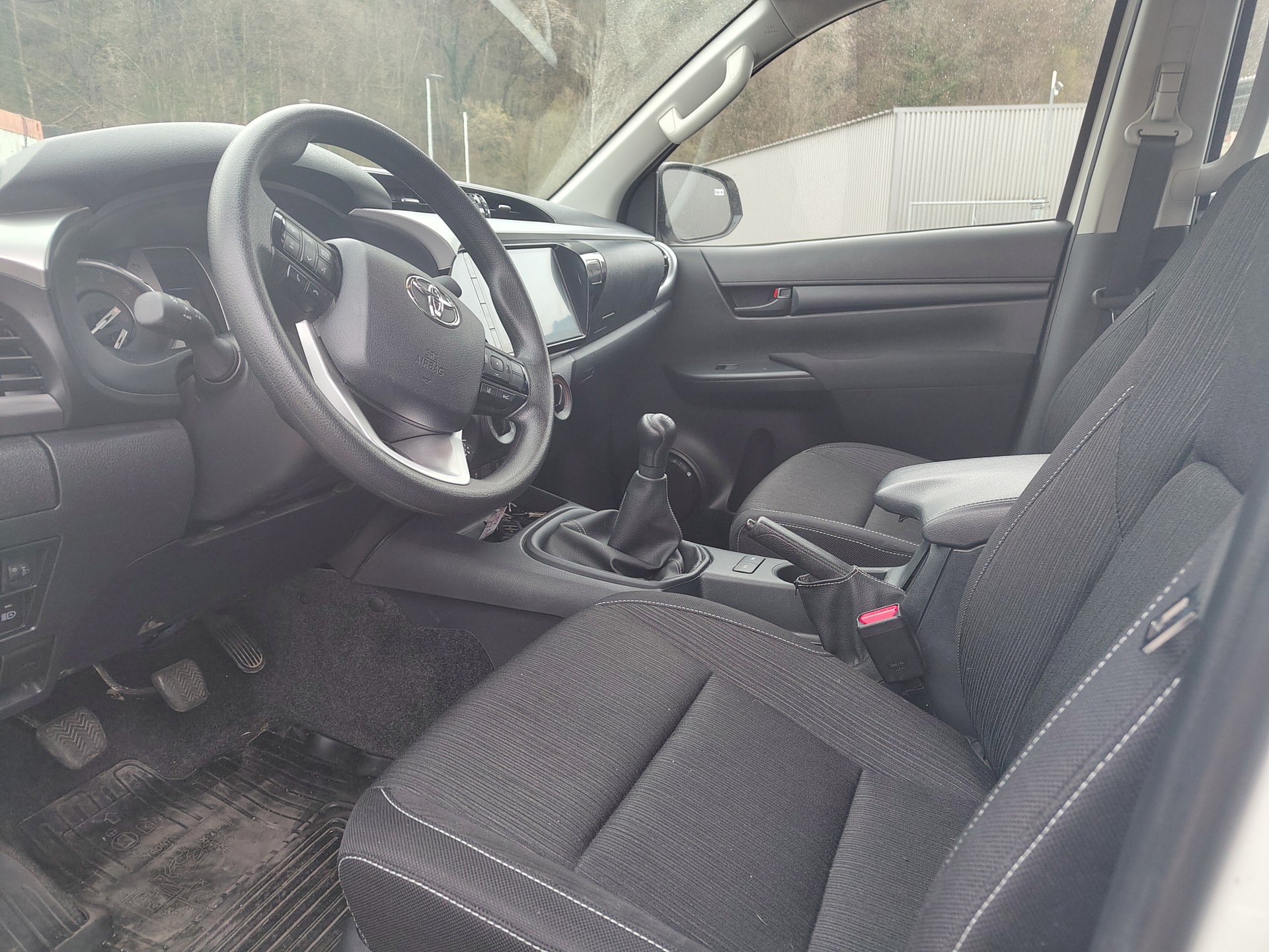 TOYOTA Hilux 2.8d Comfort Double Cab 4x4 avec crochet d'attelage fixe 3'500 kg (DTC Emil Frey)-image-4