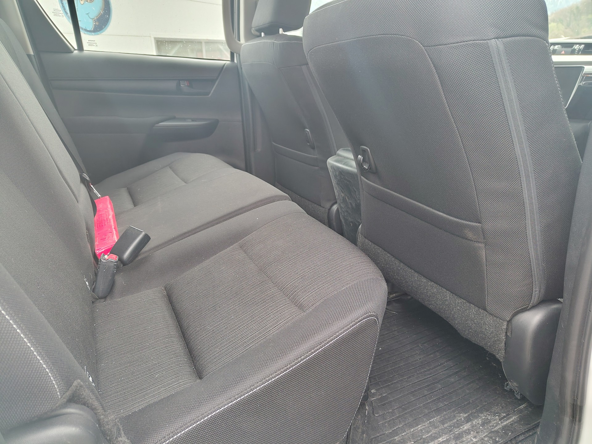 TOYOTA Hilux 2.8d Comfort Double Cab 4x4 avec crochet d'attelage fixe 3'500 kg (DTC Emil Frey)-image-9