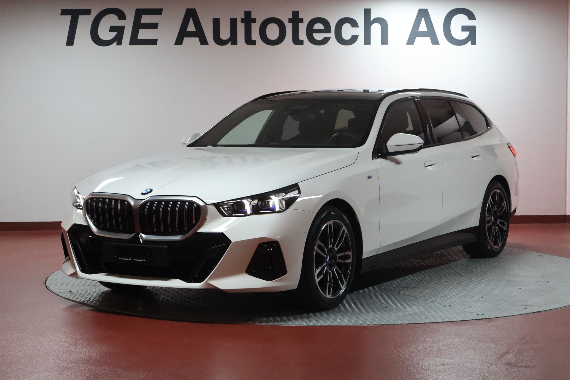 BMW 520d xDrive 48V Touring Steptronic-image-0