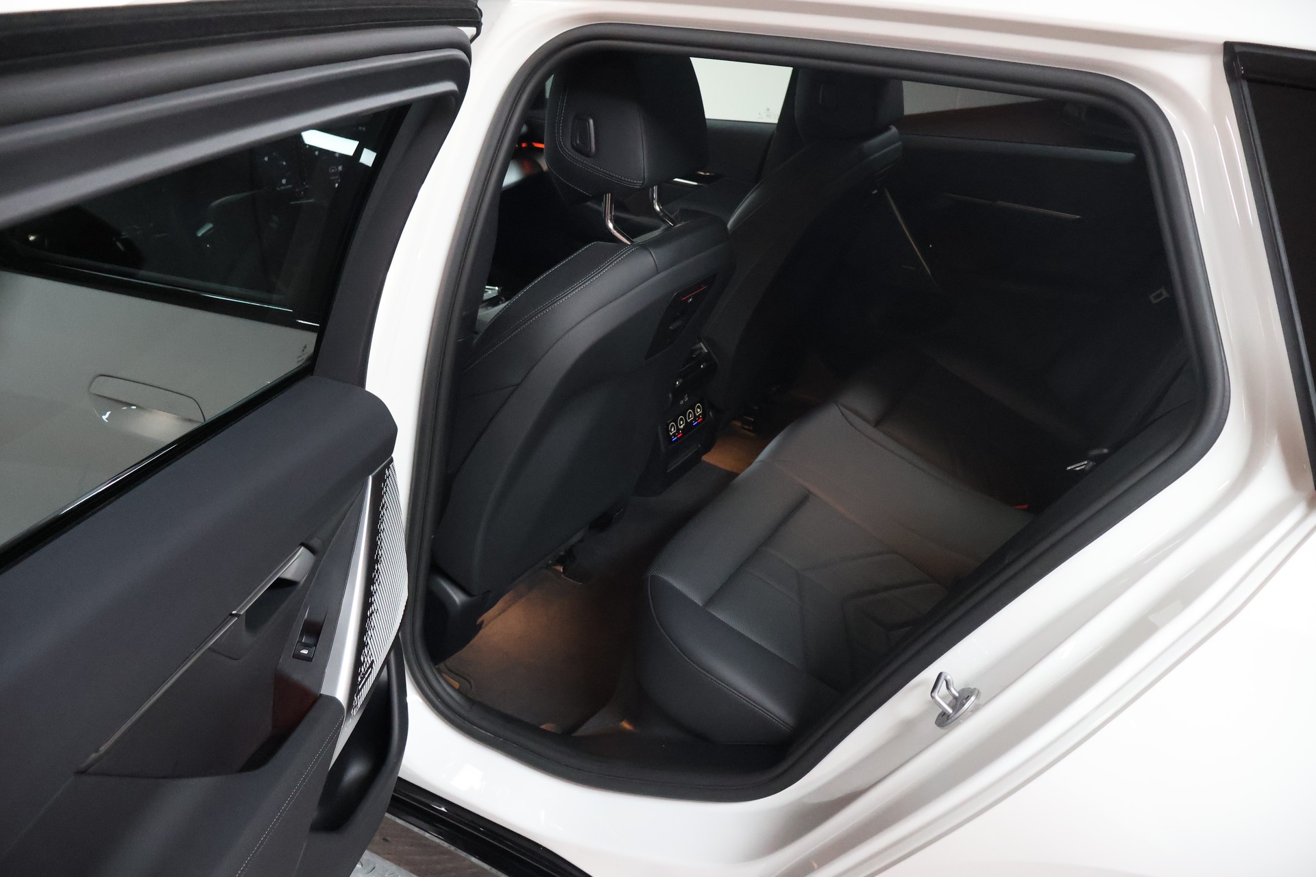 BMW 520d xDrive 48V Touring Steptronic-image-16