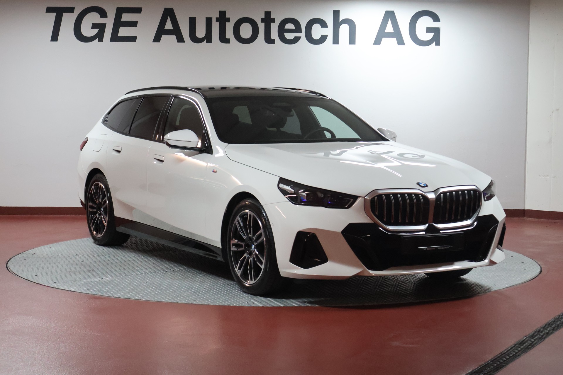 BMW 520d xDrive 48V Touring Steptronic-image-1