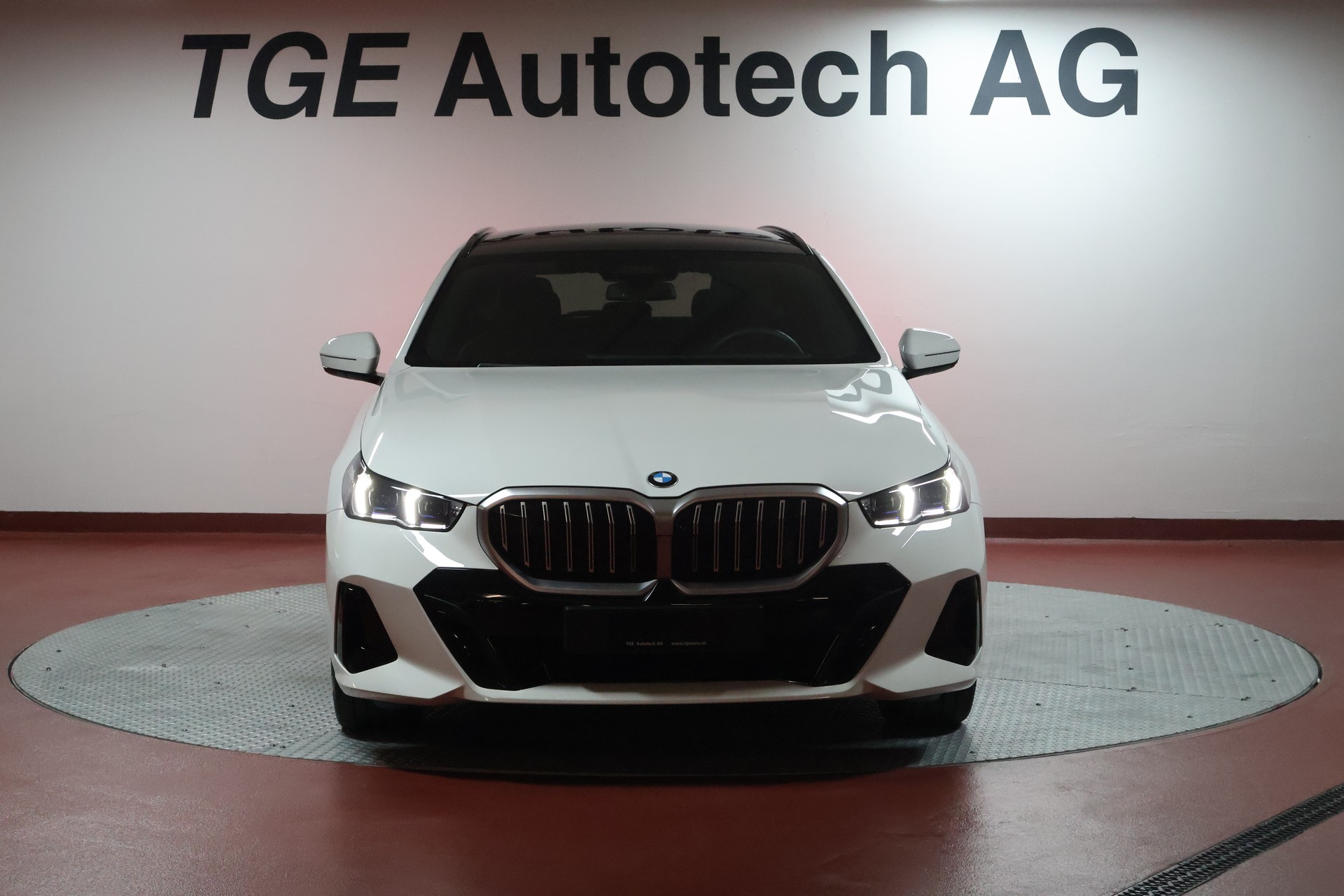 BMW 520d xDrive 48V Touring Steptronic-image-2