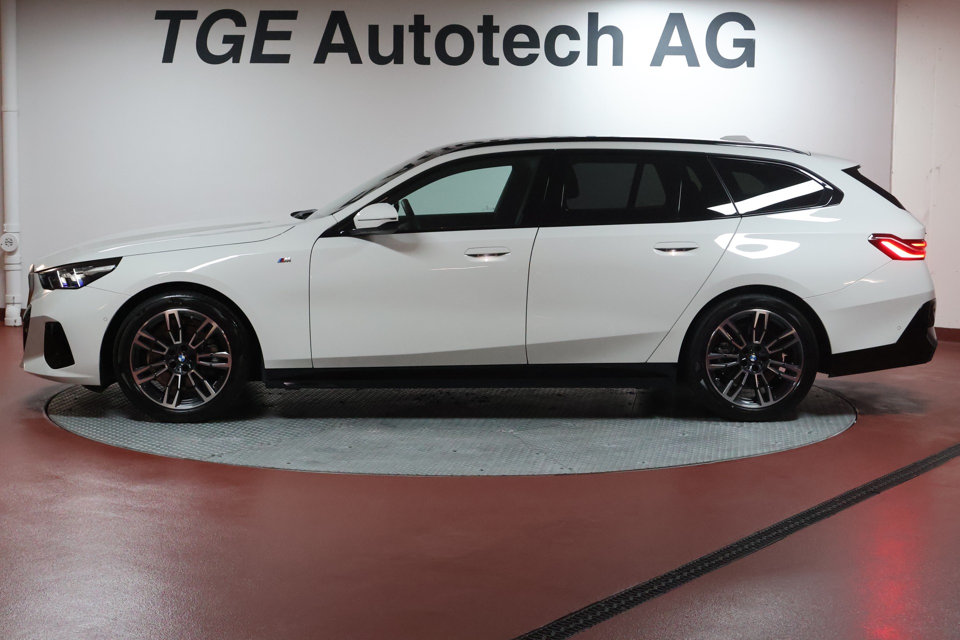 BMW 520d xDrive 48V Touring Steptronic-image-3