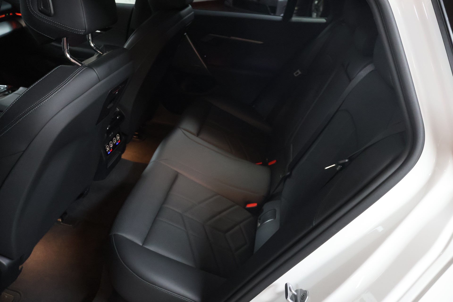 BMW 520d xDrive 48V Touring Steptronic-image-17