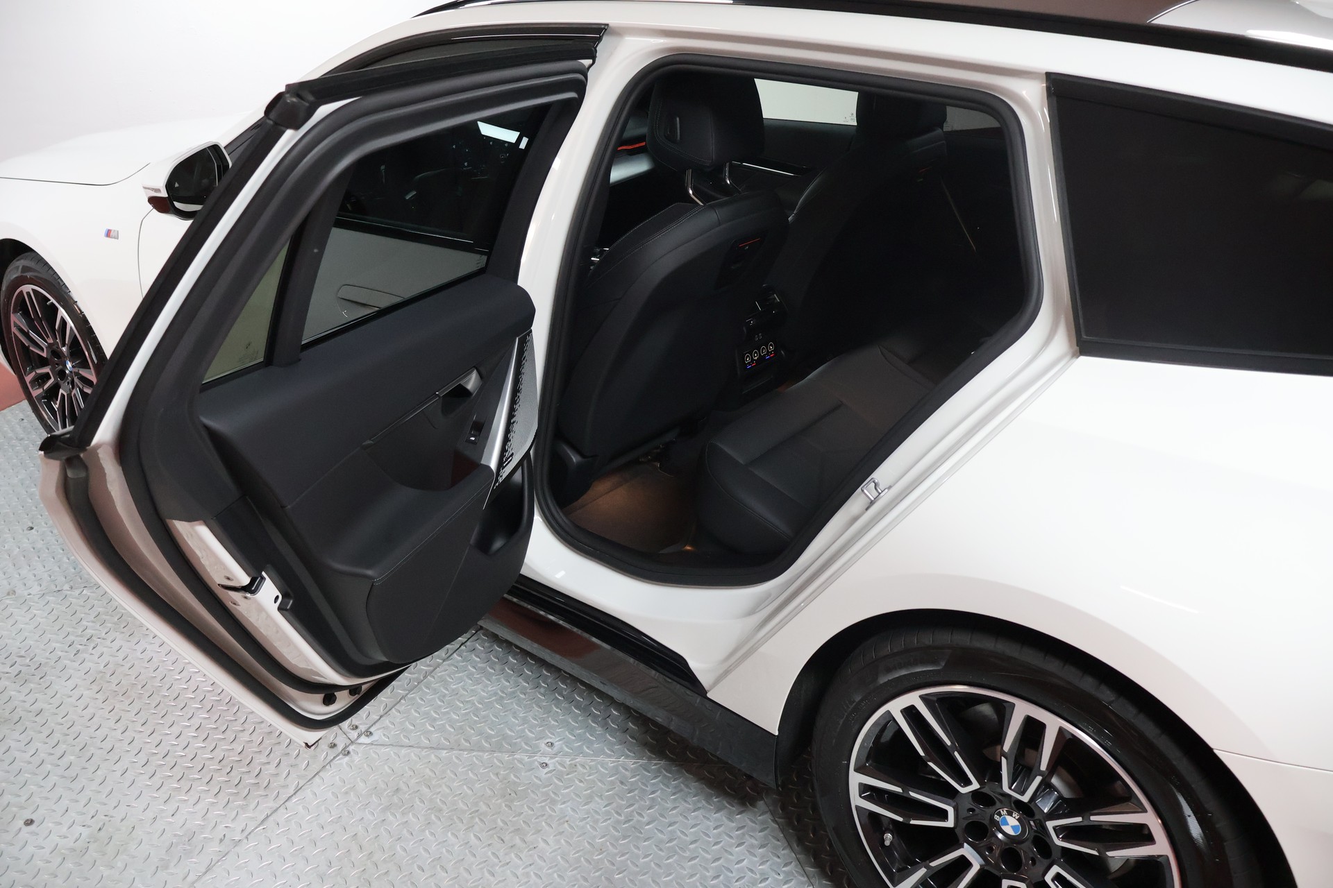 BMW 520d xDrive 48V Touring Steptronic-image-15