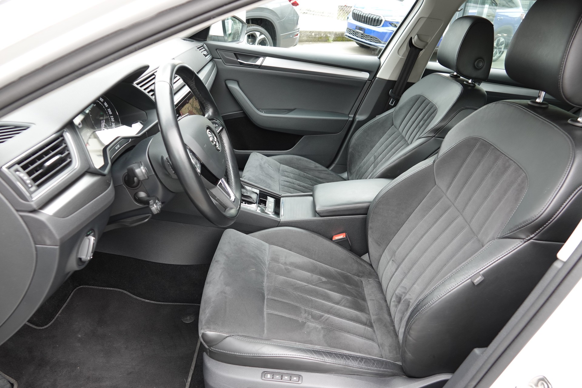 SKODA Superb Combi 1.8 TSI Style DSG-image-15