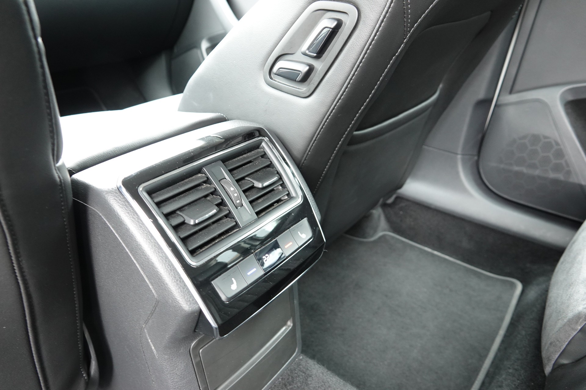 SKODA Superb Combi 1.8 TSI Style DSG-image-17