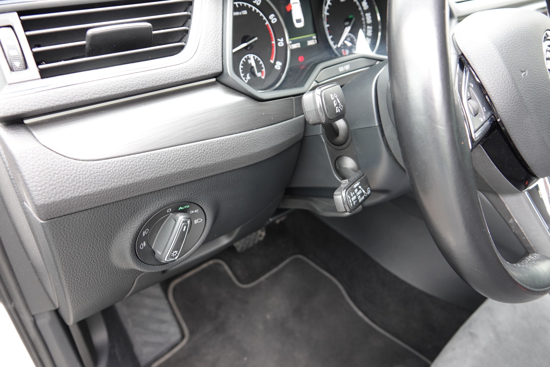 SKODA Superb Combi 1.8 TSI Style DSG-image-13