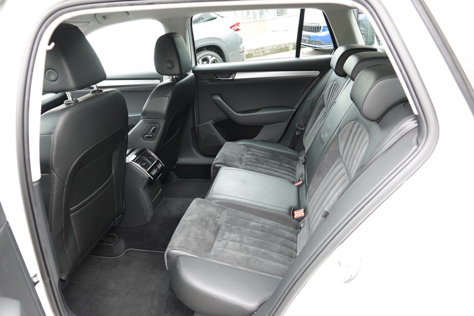 SKODA Superb Combi 1.8 TSI Style DSG-image-16