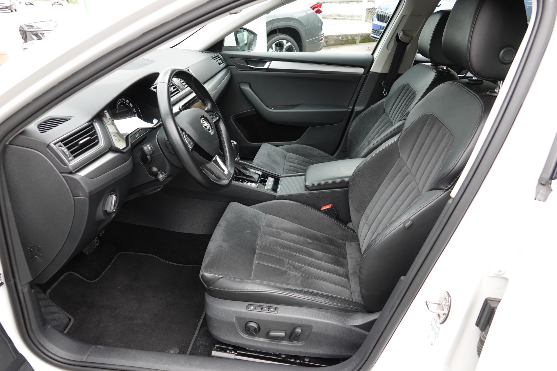 SKODA Superb Combi 1.8 TSI Style DSG-image-14