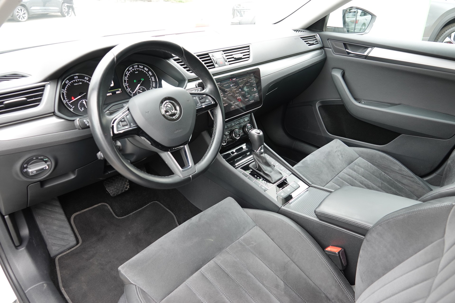 SKODA Superb Combi 1.8 TSI Style DSG-image-8