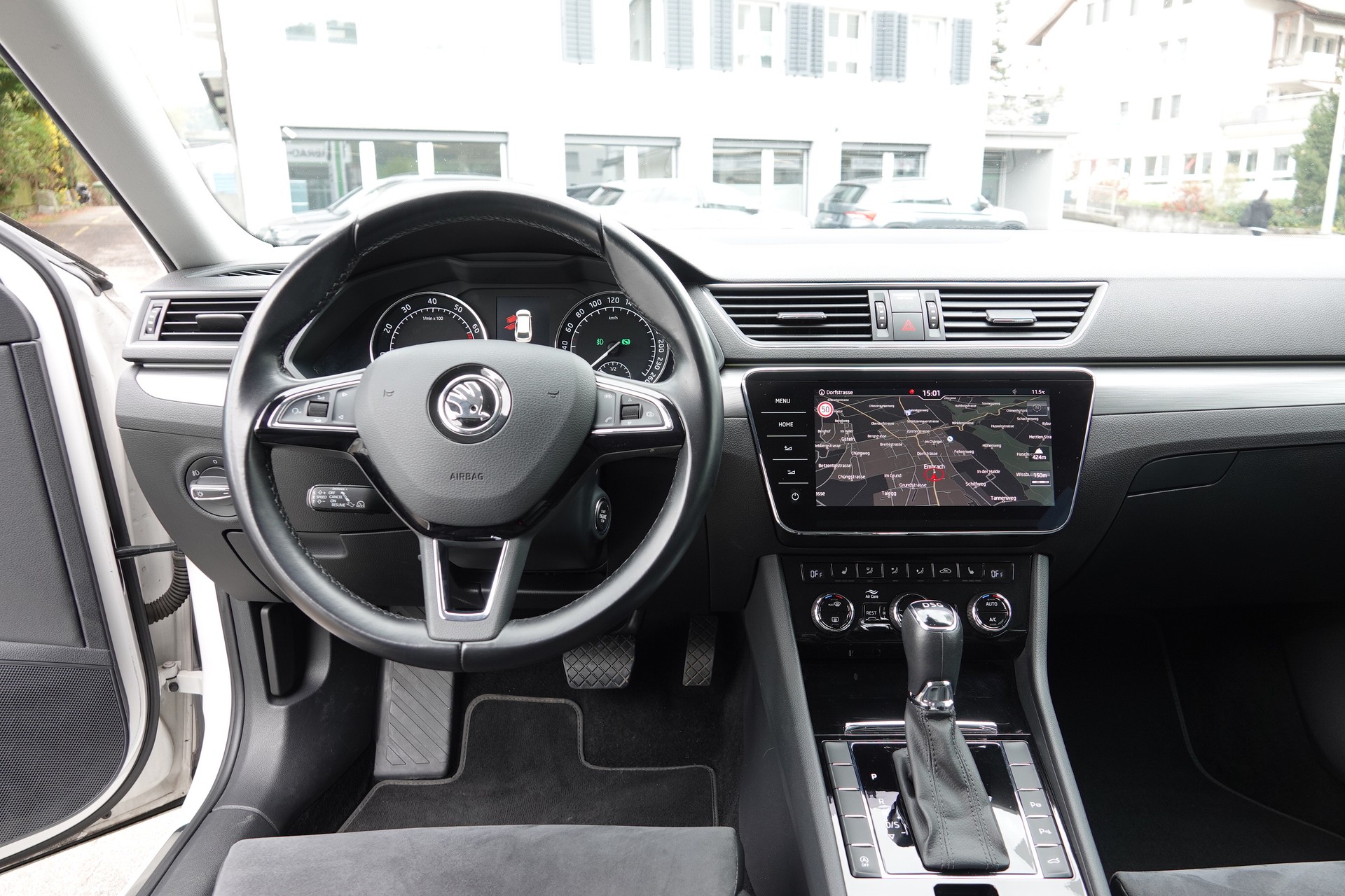 SKODA Superb Combi 1.8 TSI Style DSG-image-9