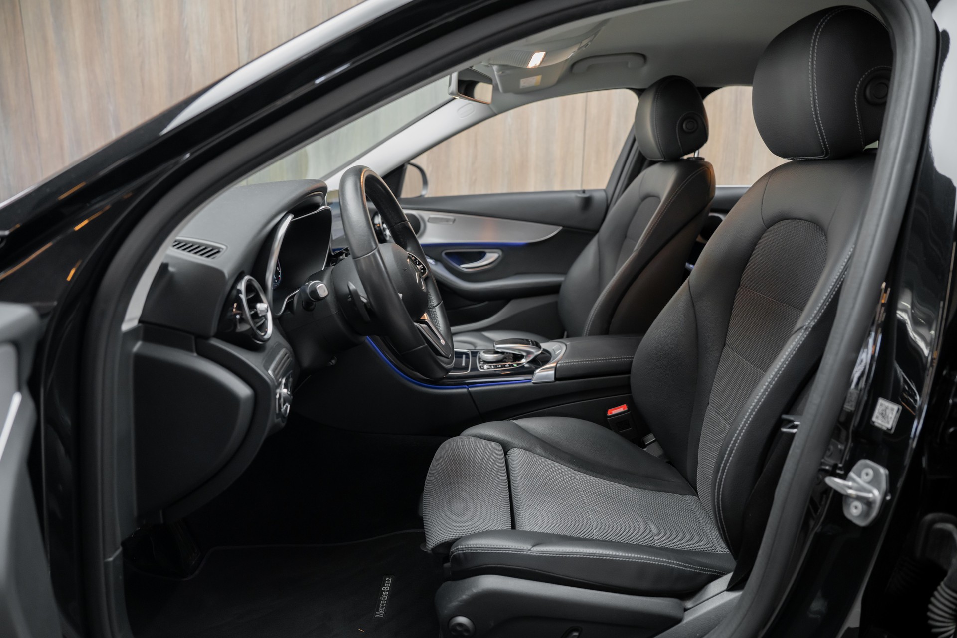MERCEDES-BENZ C 220 d Swiss Star AMG Line 4Matic 9G-Tronic-image-4