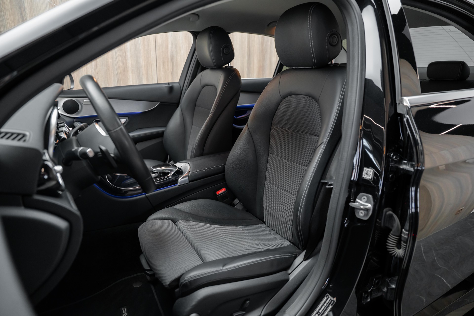 MERCEDES-BENZ C 220 d Swiss Star AMG Line 4Matic 9G-Tronic-image-5