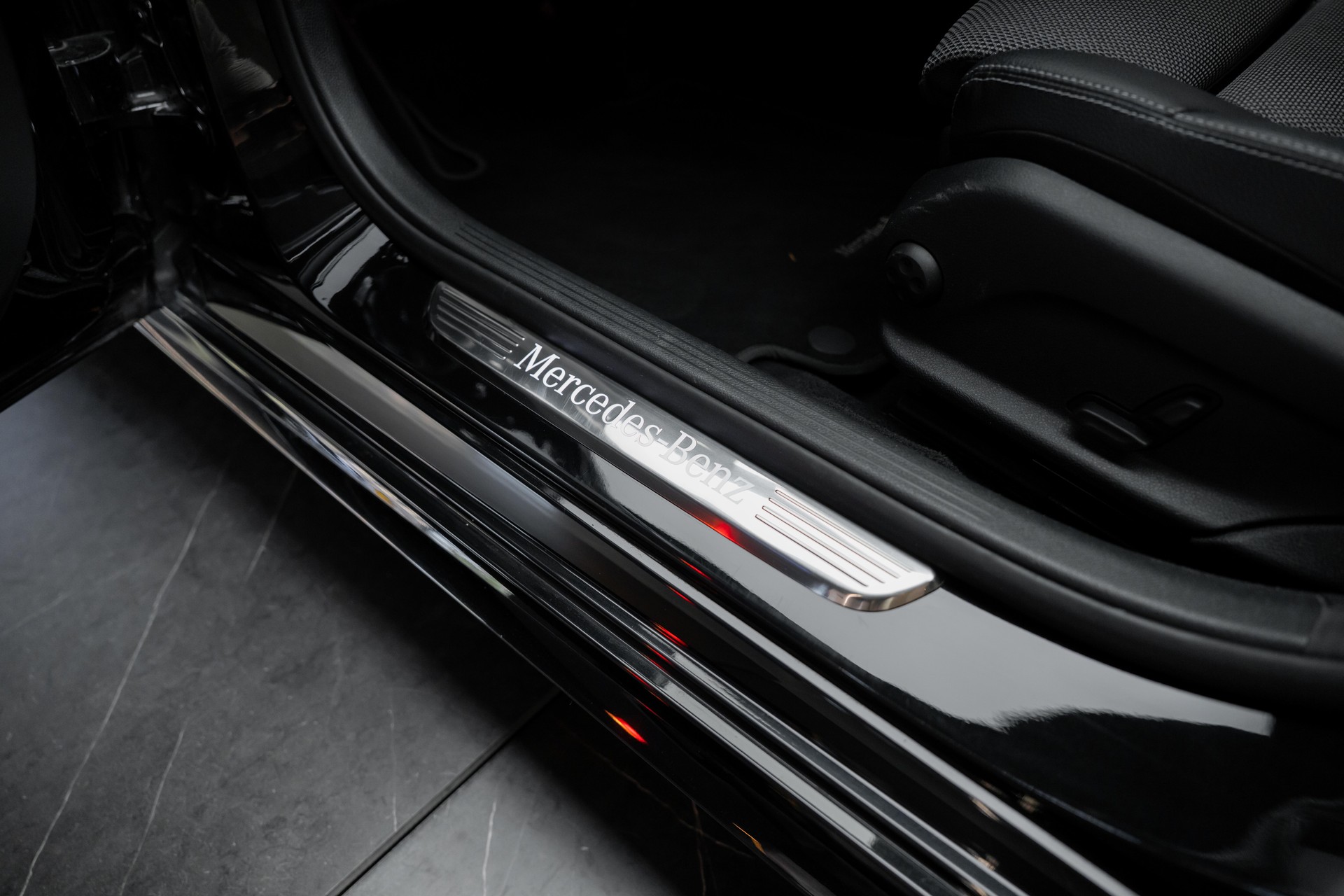 MERCEDES-BENZ C 220 d Swiss Star AMG Line 4Matic 9G-Tronic-image-18